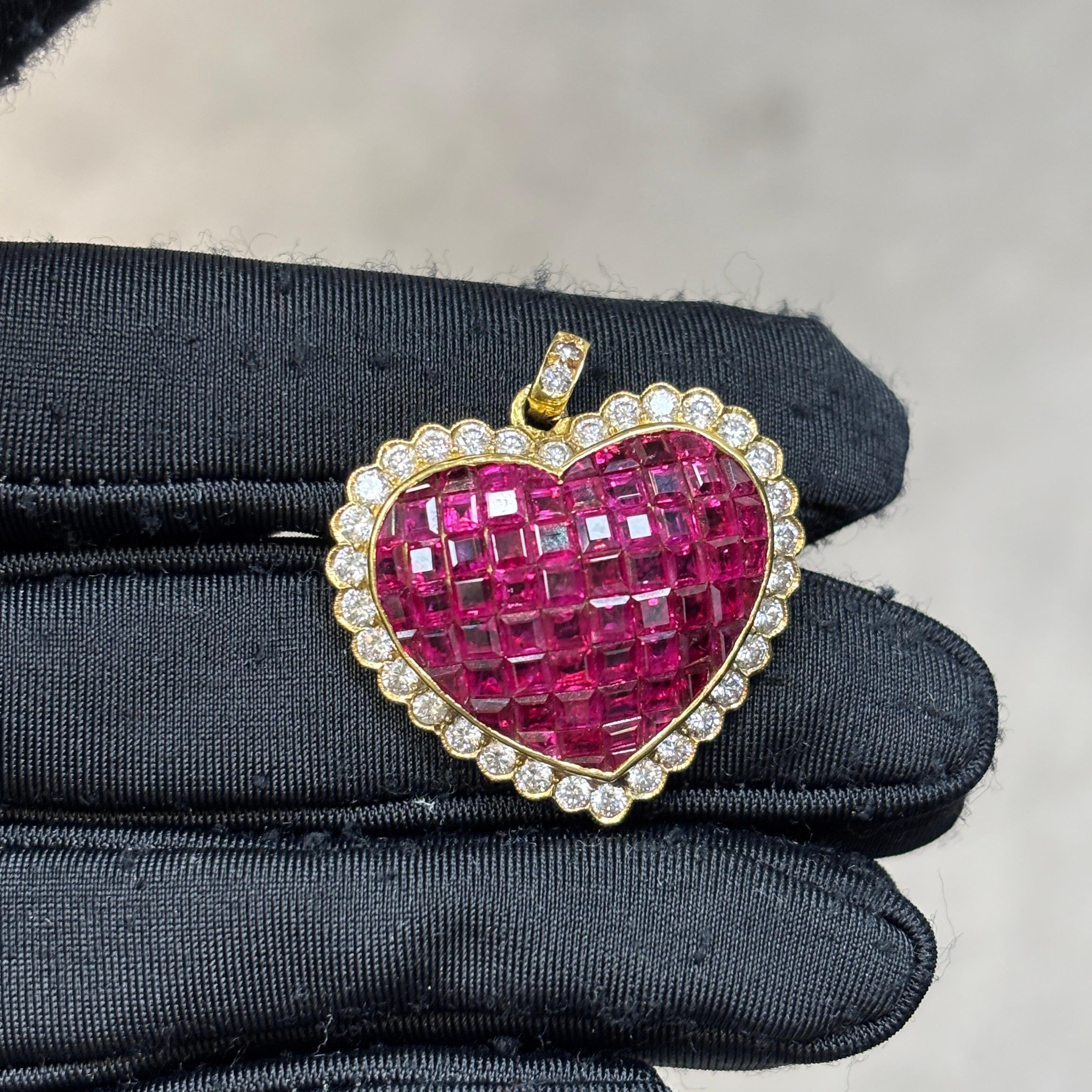 Ciondolo a forma di cuore con rubino e diamante incastonato invisibile In condizioni ottime in vendita a New York, NY