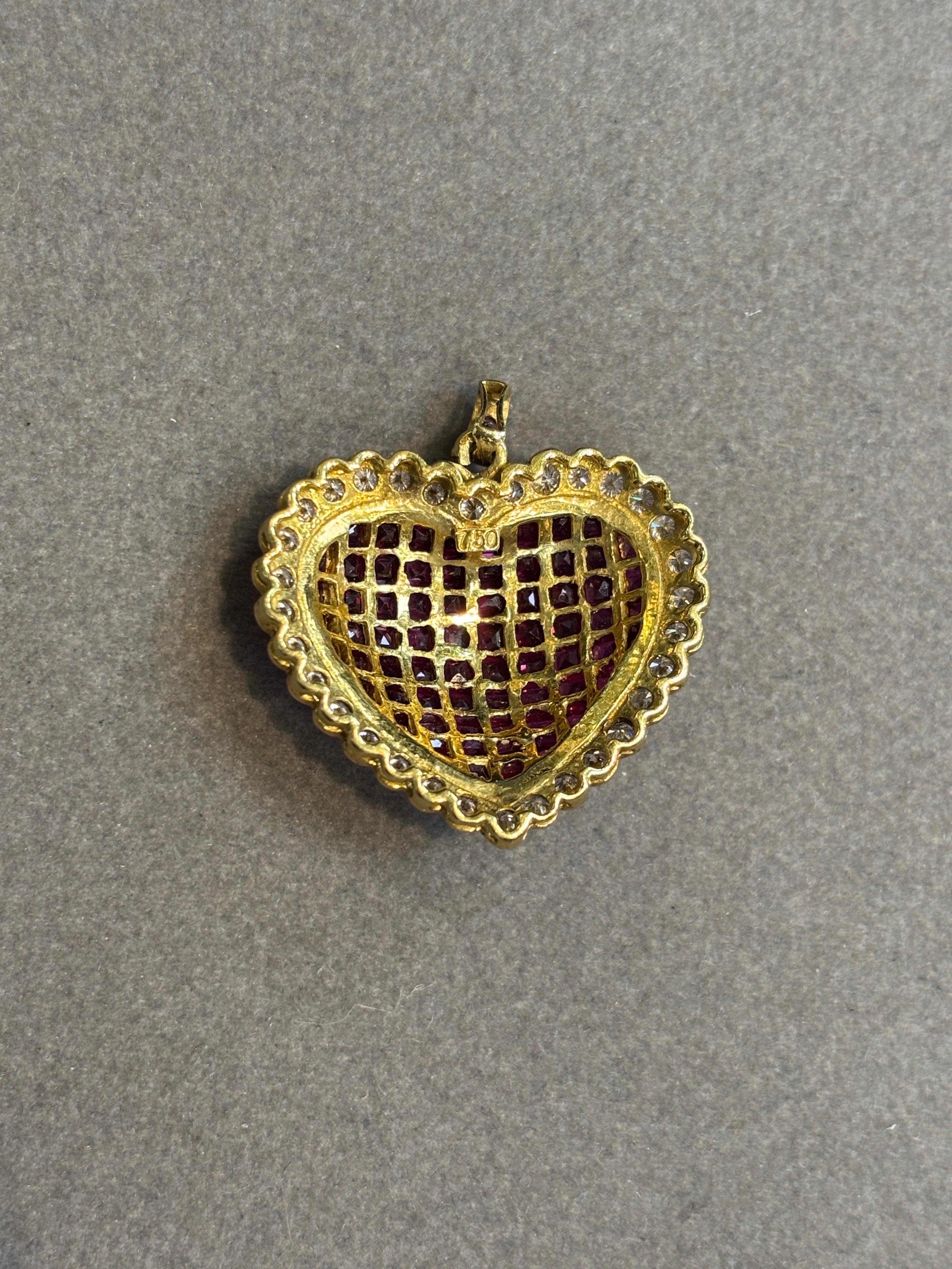 Donna Ciondolo a forma di cuore con rubino e diamante incastonato invisibile in vendita