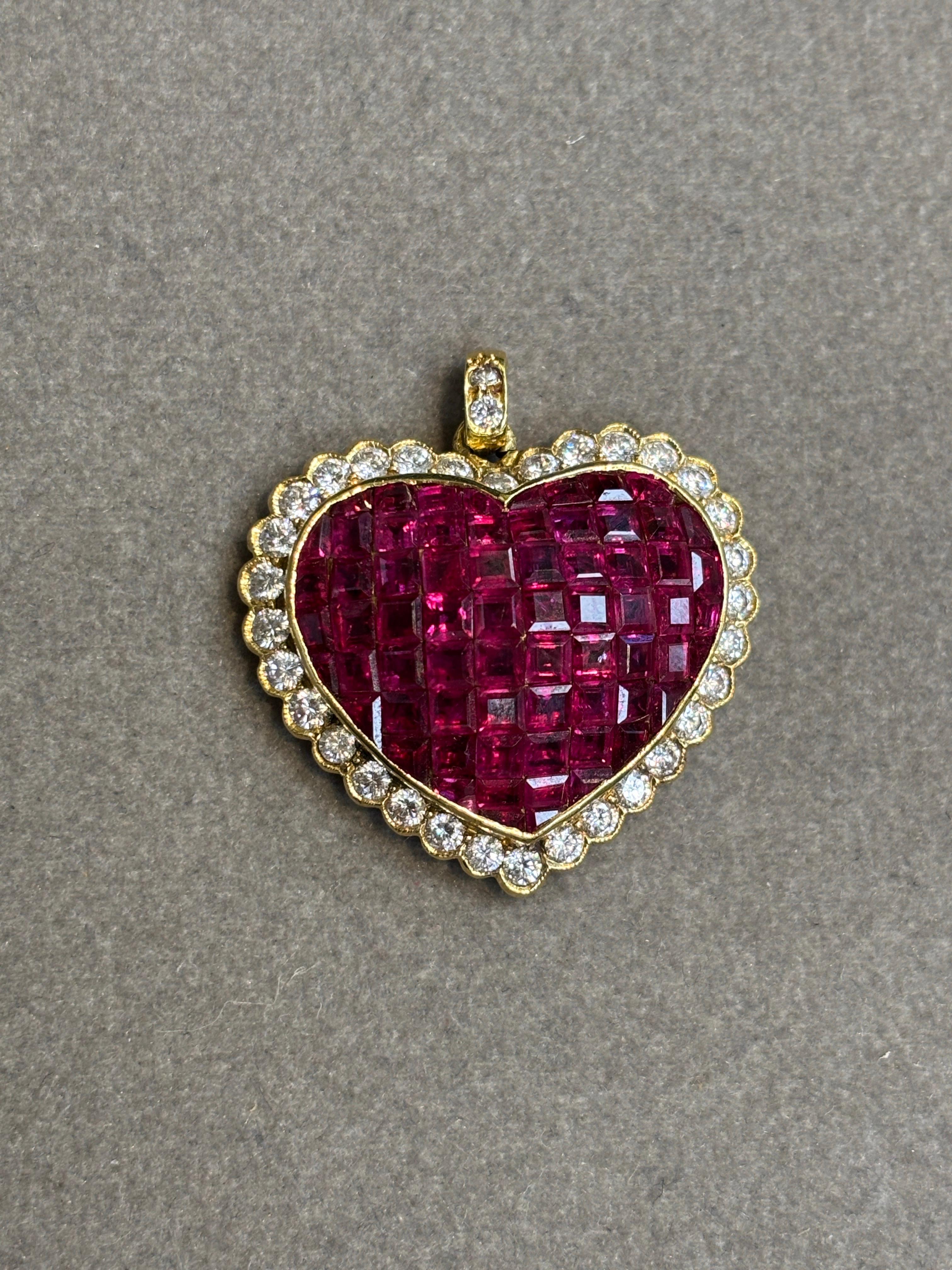 Ciondolo a forma di cuore con rubino e diamante incastonato invisibile in vendita 1