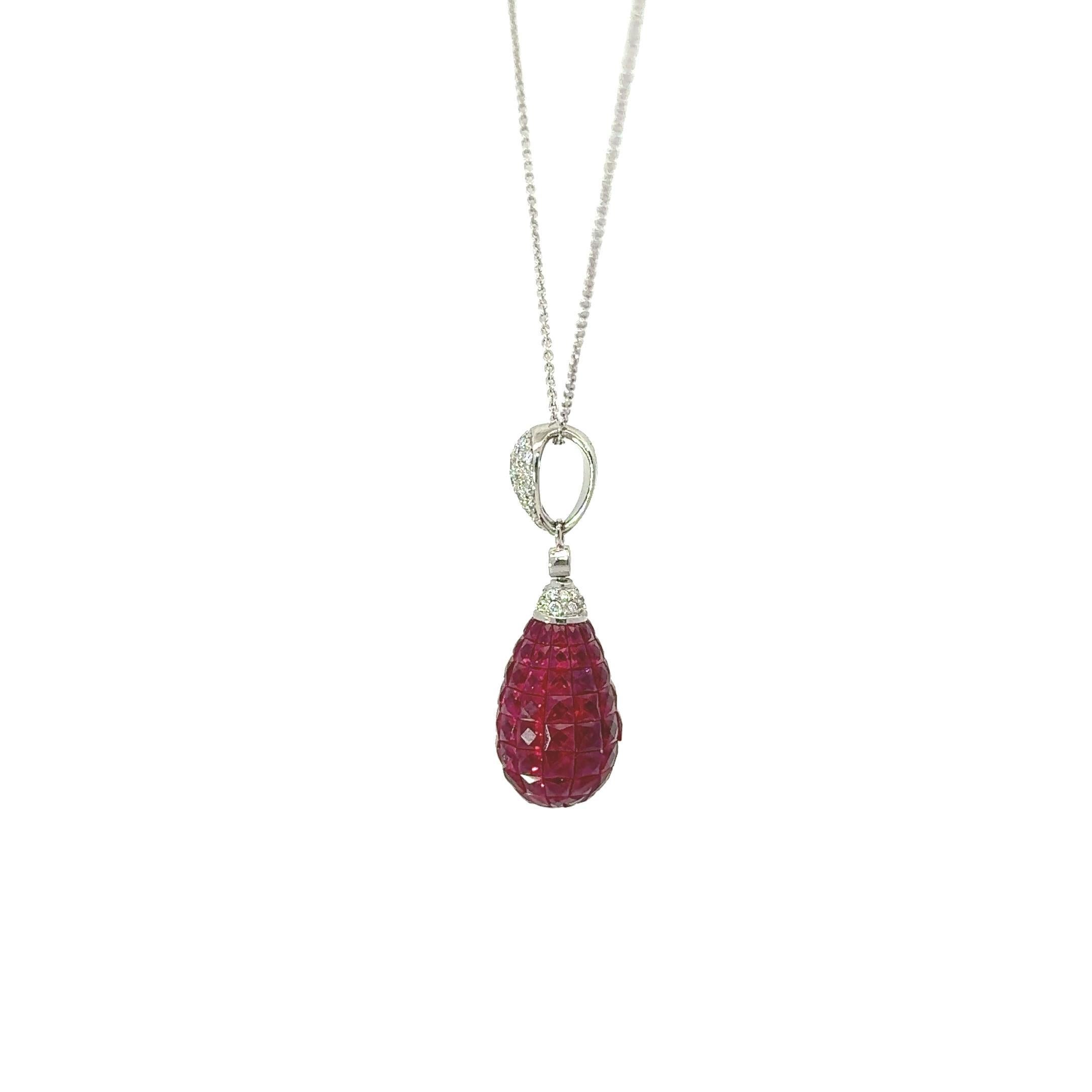 Questa collana con ciondolo mette in mostra rubini taglio francese rosso vivo del peso di 12,88 carati. Sono magistralmente incastonati con la famosa tecnica dell'incastonatura invisibile resa famosa da Van Cleef & Arpels. I rubini sono