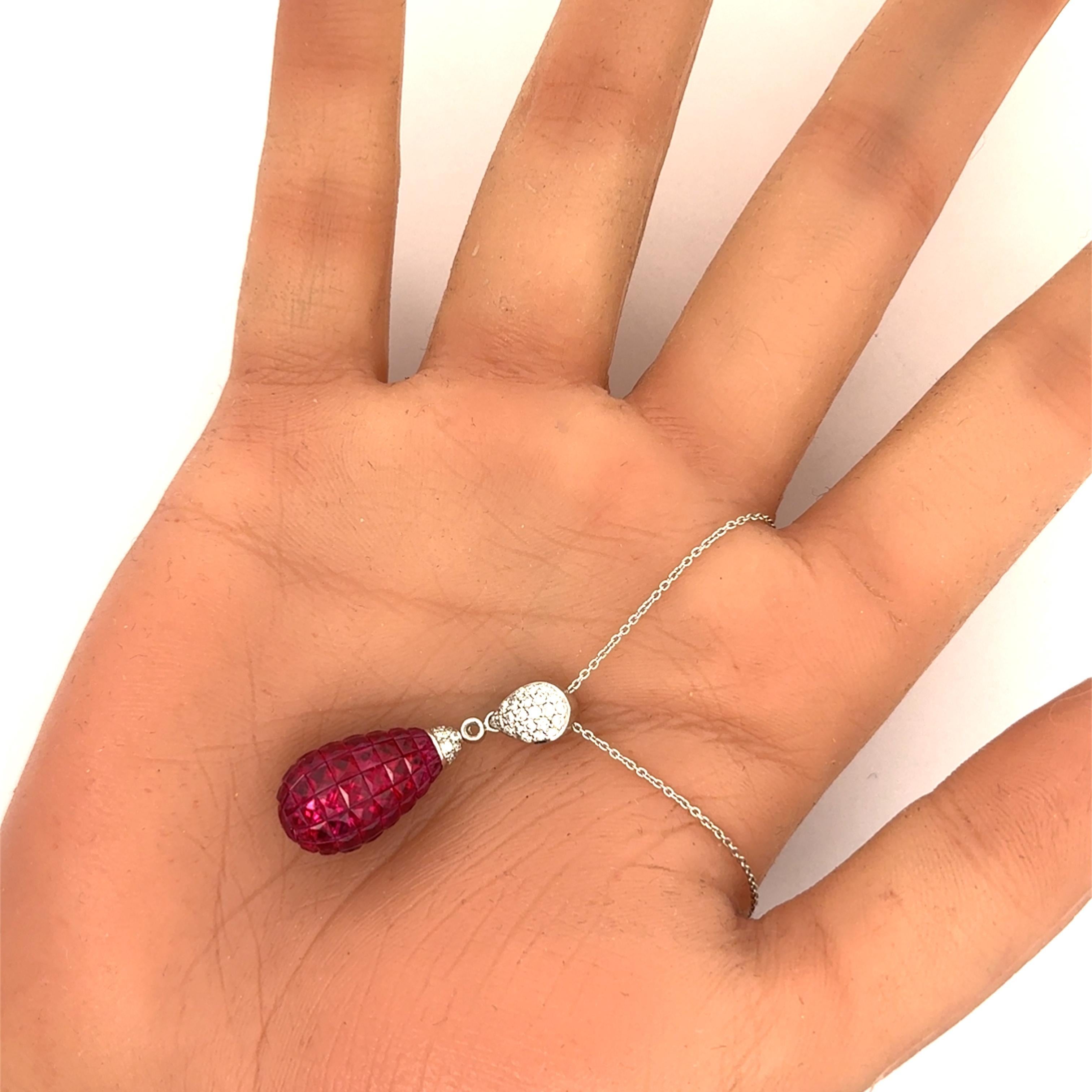 Collana con pendente in platino con diamanti e rubini incastonati invisibili In condizioni Nuovo in vendita a Beverly Hills, CA