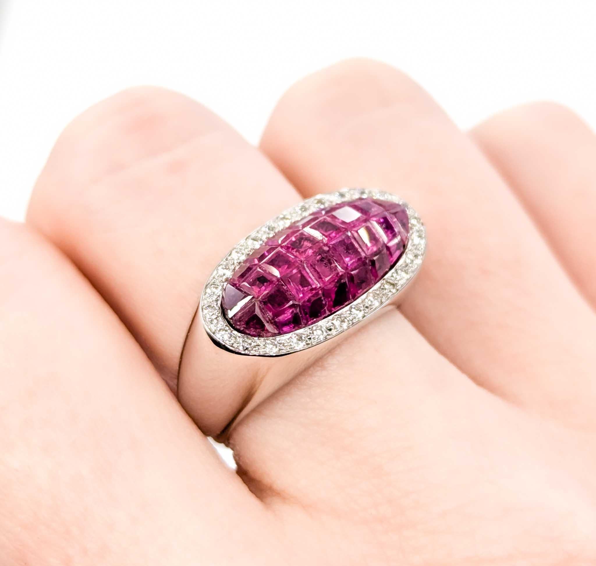 Anspruchsvoller Rubin- und Diamantring aus 18k Weißgold

Dieser schöne Ring ist in 18k Weißgold gefertigt und verfügt über 3,85ctw unsichtbar gesetzt Rubin Herzstück, der Geburtsstein für Juli. Der Rubin wird durch runde Diamanten von 0,24 ct