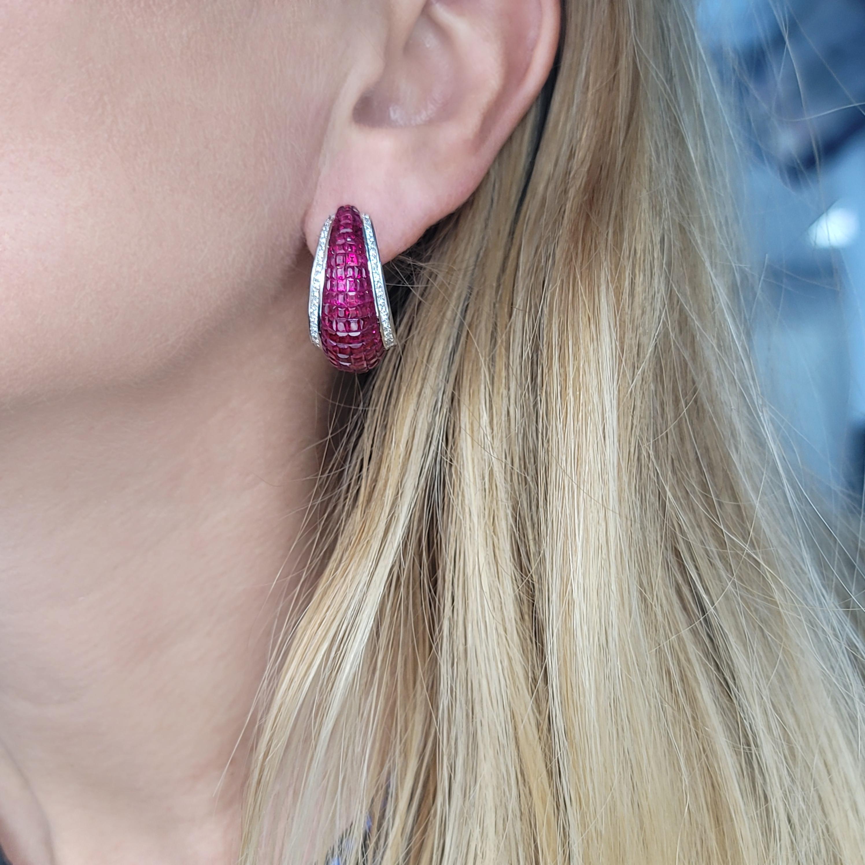 Artista Orecchini a cerchio Invisible Set Ruby inside-out in vendita