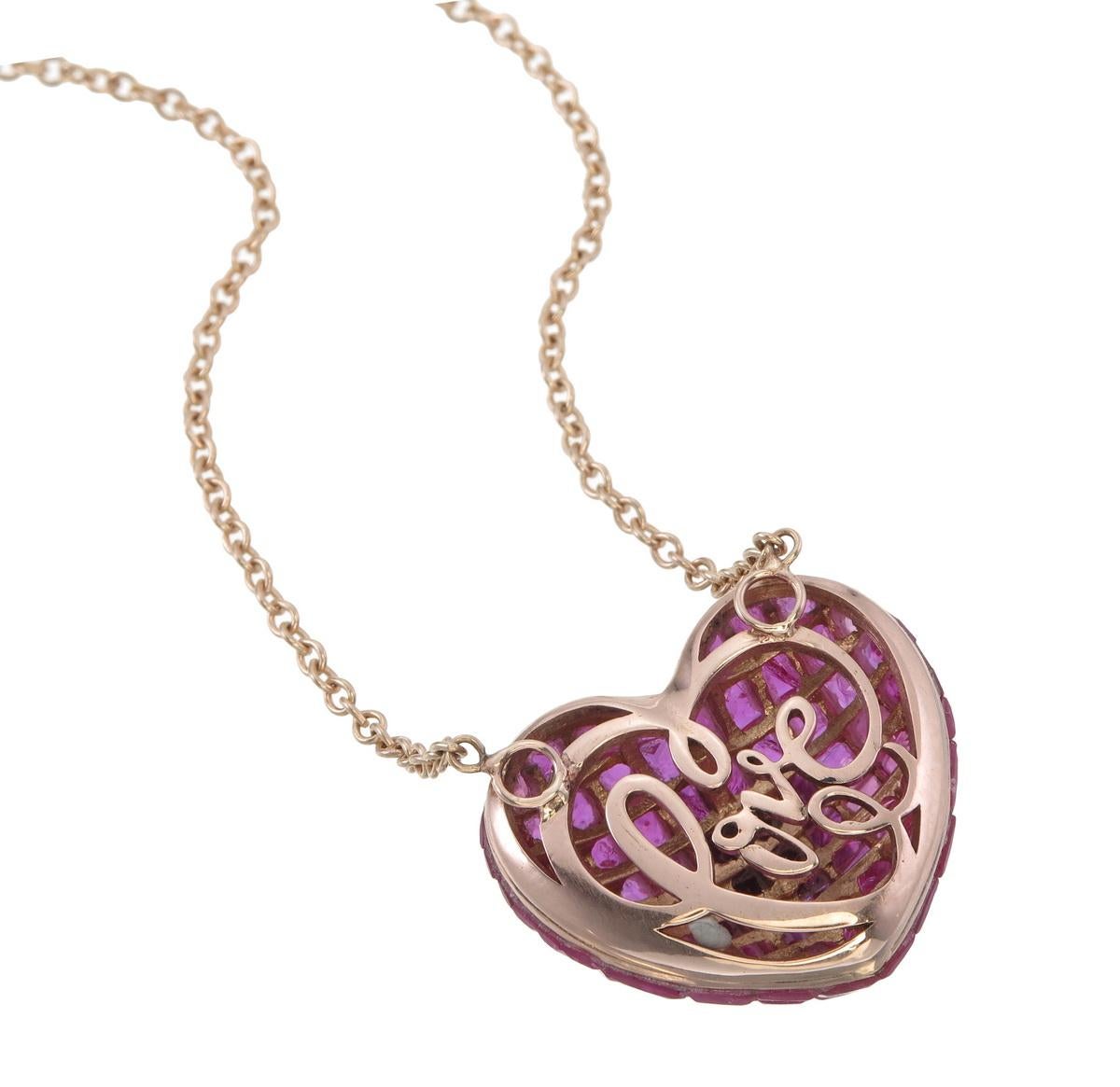 Des rubis naturels de taille française sont utilisés pour fabriquer cet adorable collier en rubis.

En or rose 18kt et d'une taille de 18 mm, il est idéal pour le cou.

Au total, 90 pierres sont taillées, polies et serties de manière à épouser