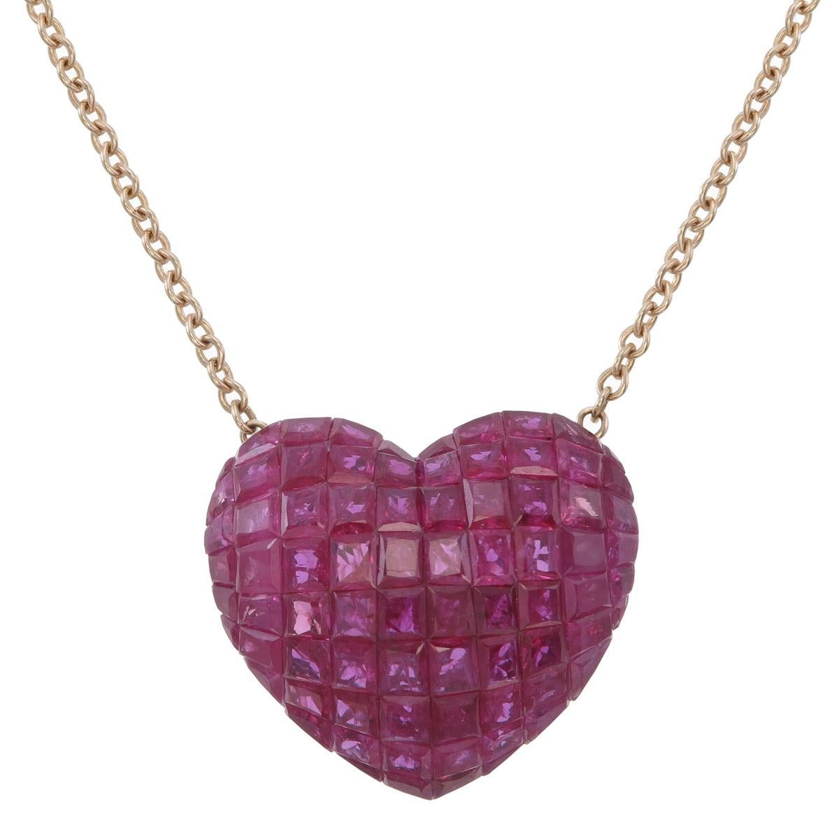 Taille française Collier en or rose 18 carats serti invisible de rubis en forme de cœur en vente