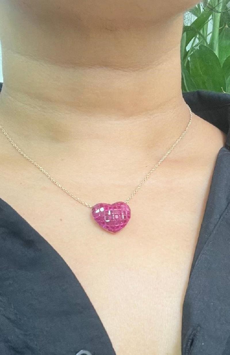 Collier en or rose 18 carats serti invisible de rubis en forme de cœur Neuf - En vente à Khet Bang Rak, Krung Thep Maha Nakhon