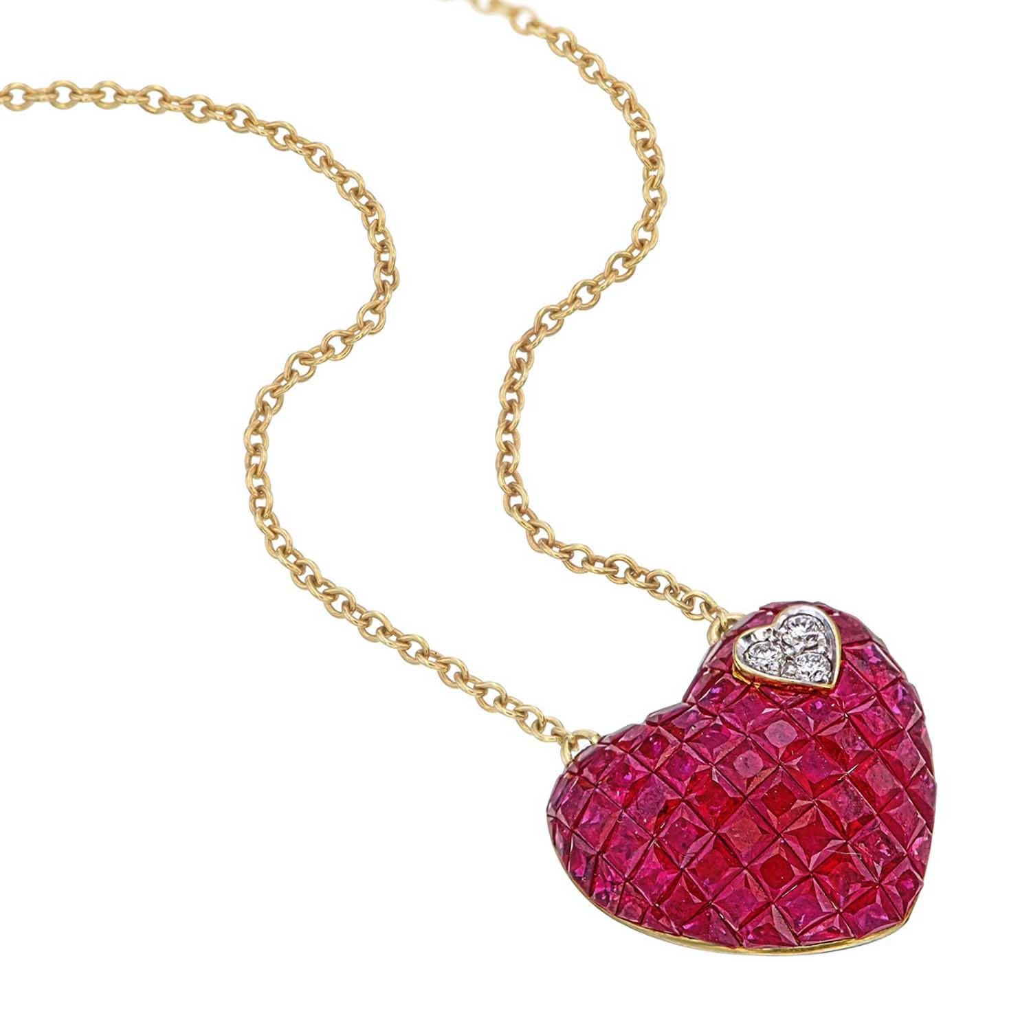 Unsichtbar gefasster Rubin mit Diamant-Herz-Halskette  (Carréeschliff) im Angebot