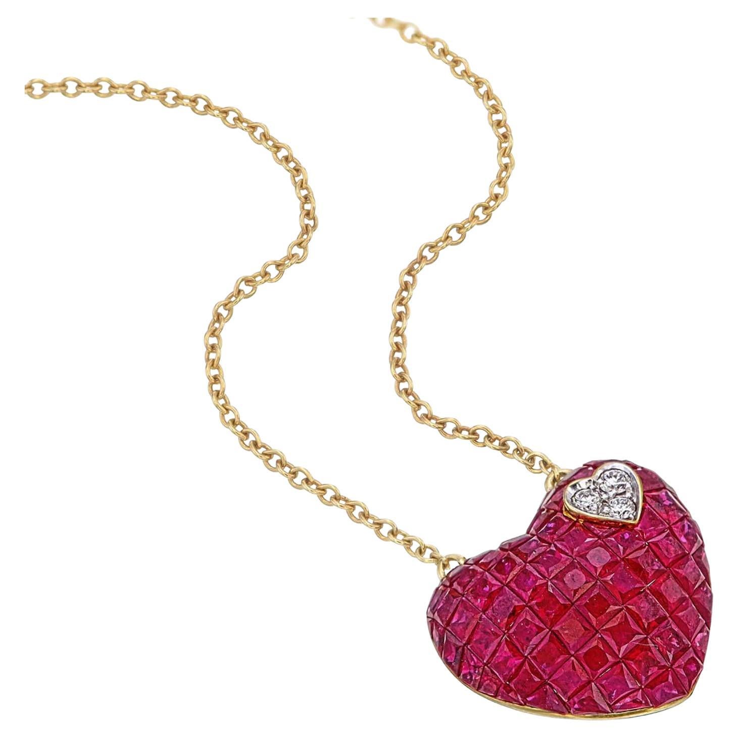 Collana di rubini e diamanti a forma di cuore con incastonatura invisibile in vendita
