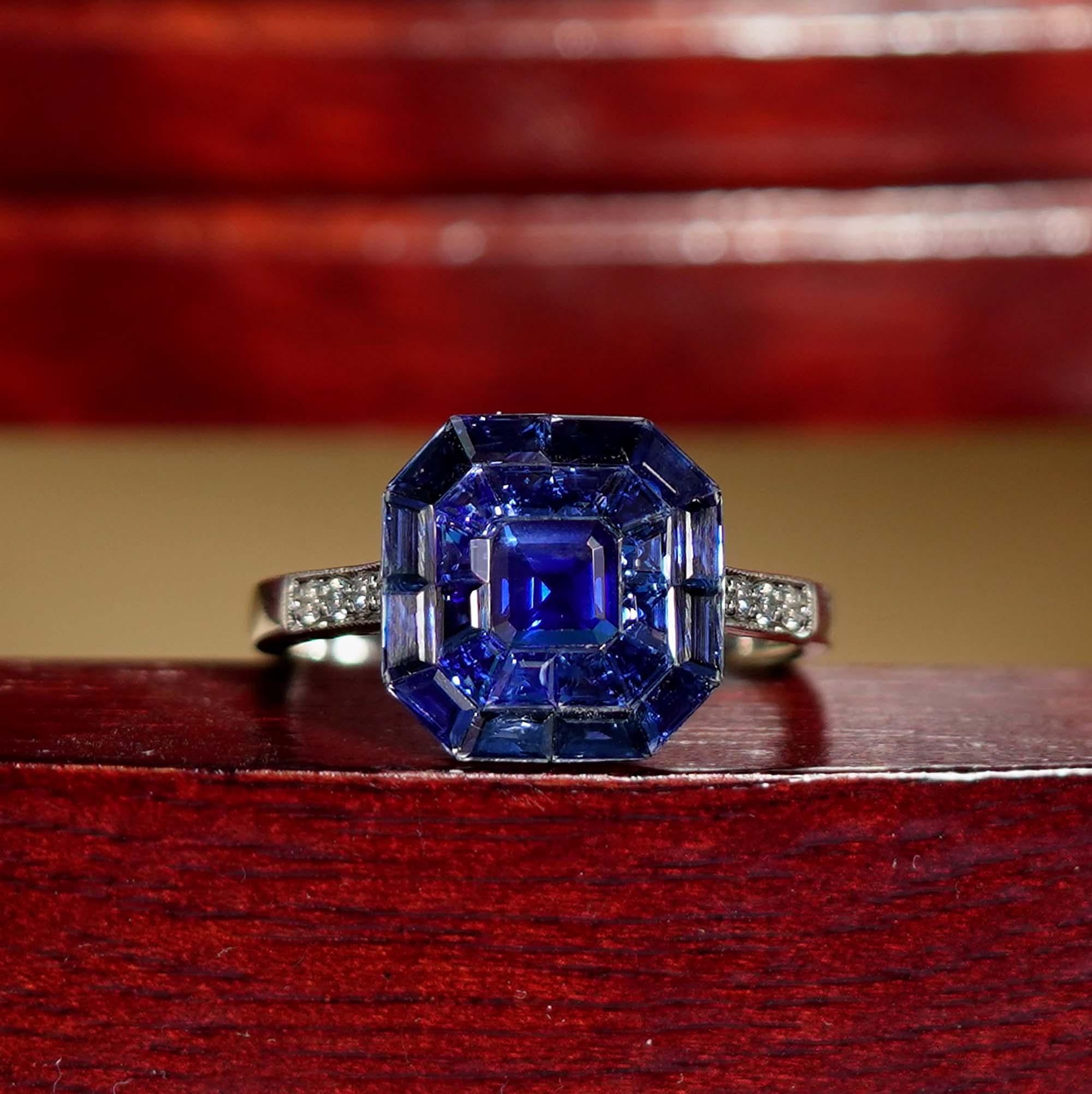 Cette bague inhabituelle en or blanc a été créée grâce à l'un des développements les plus révolutionnaires dans le domaine de la joaillerie dans les années 1930, la 