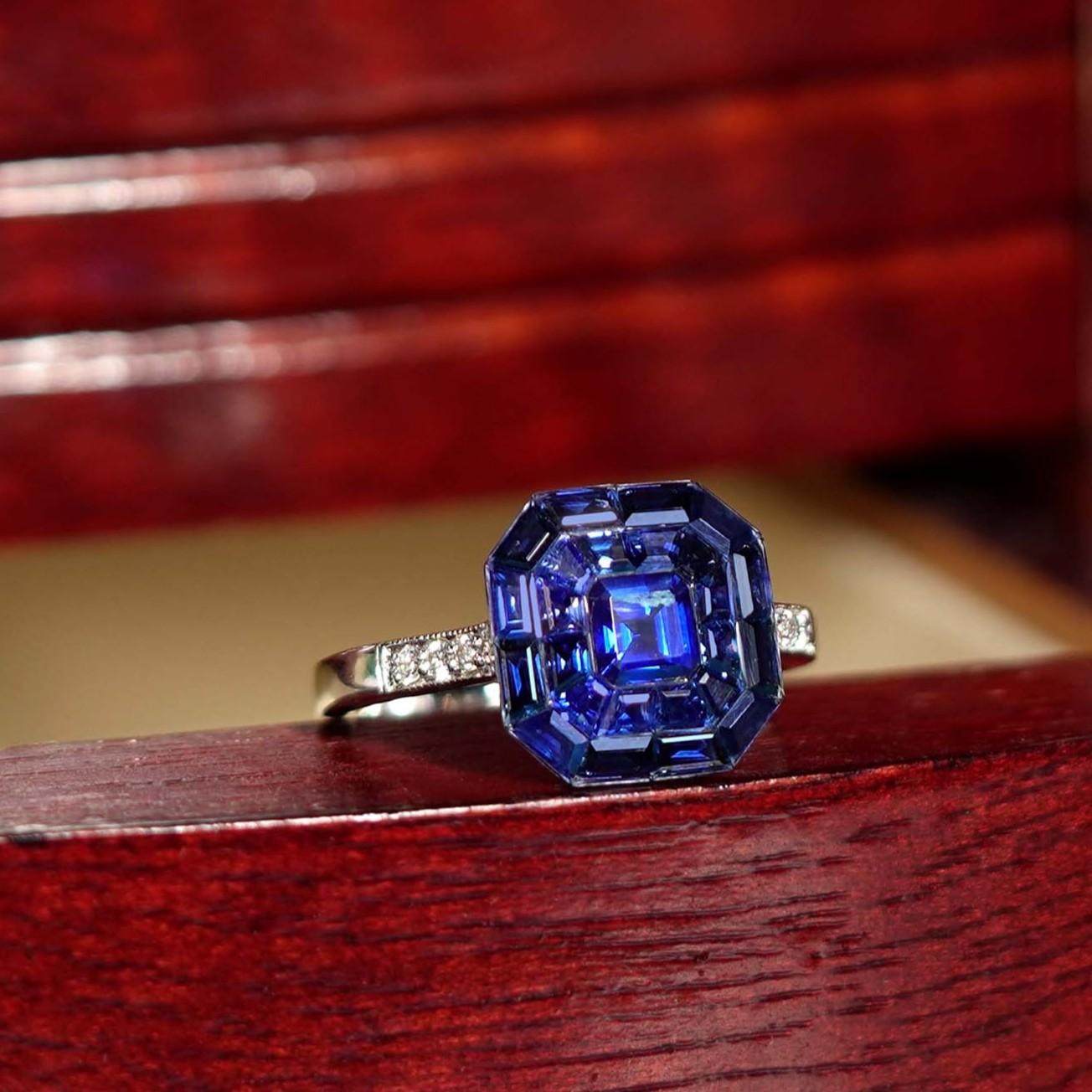 Bague en or blanc 18 carats sertie de saphirs et de diamants de style Art déco Neuf - En vente à Bangkok, TH