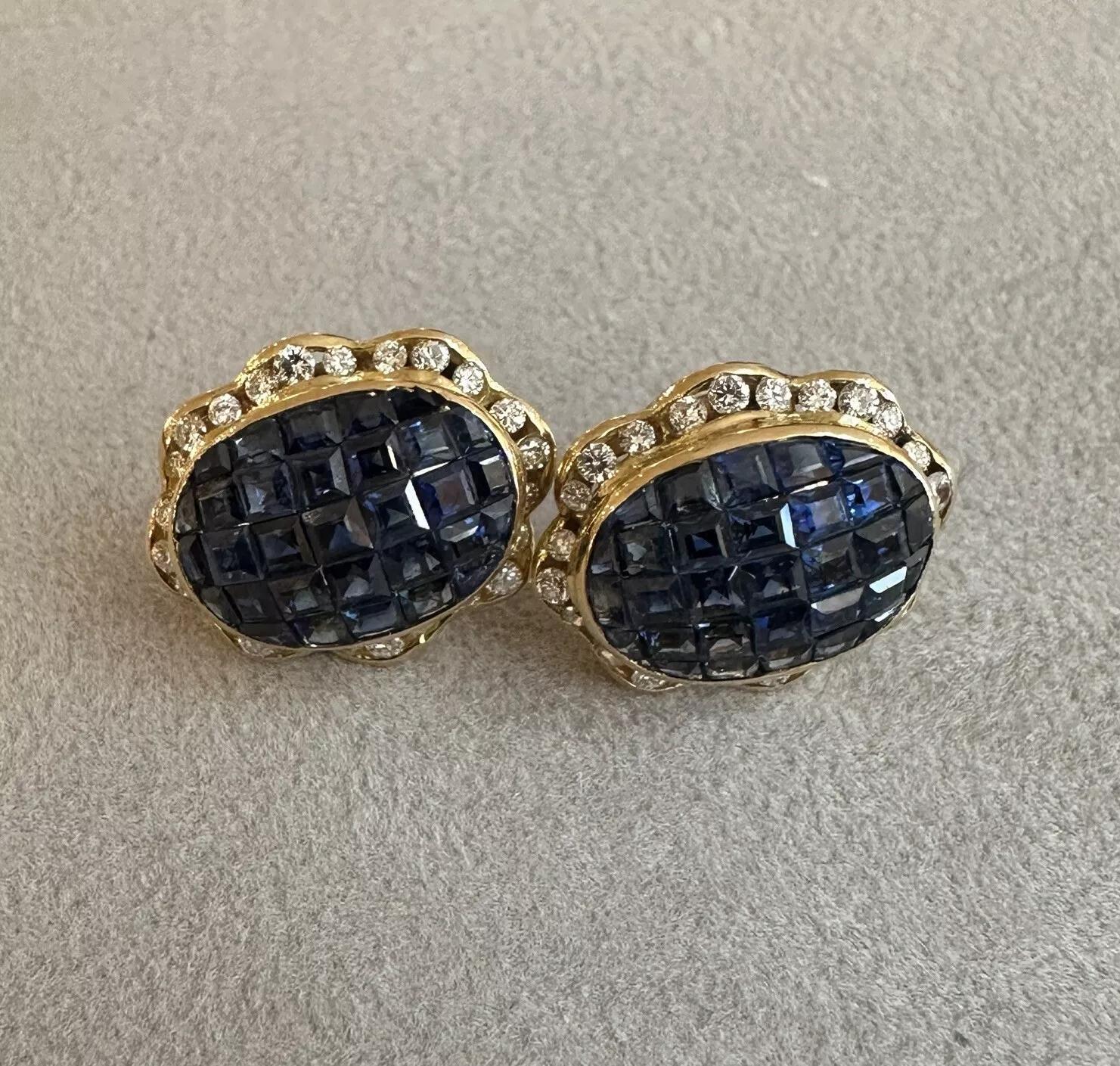 Boucles d'oreilles bouton en or jaune 18k avec saphir et diamant en serti invisible 

Les boucles d'oreilles en saphir et diamant présentent des saphirs bleus naturels de forme carrée, sertis en mystère dans un motif ovale entouré de diamants ronds