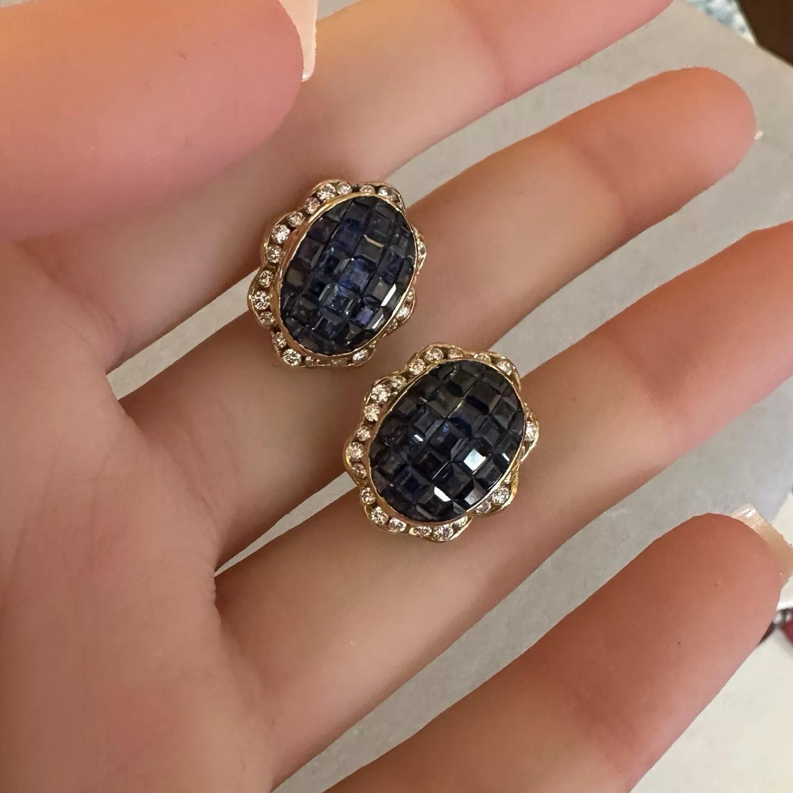 Boucles d'oreilles bouton en or jaune 18k avec saphir et diamant en serti invisible Pour femmes en vente