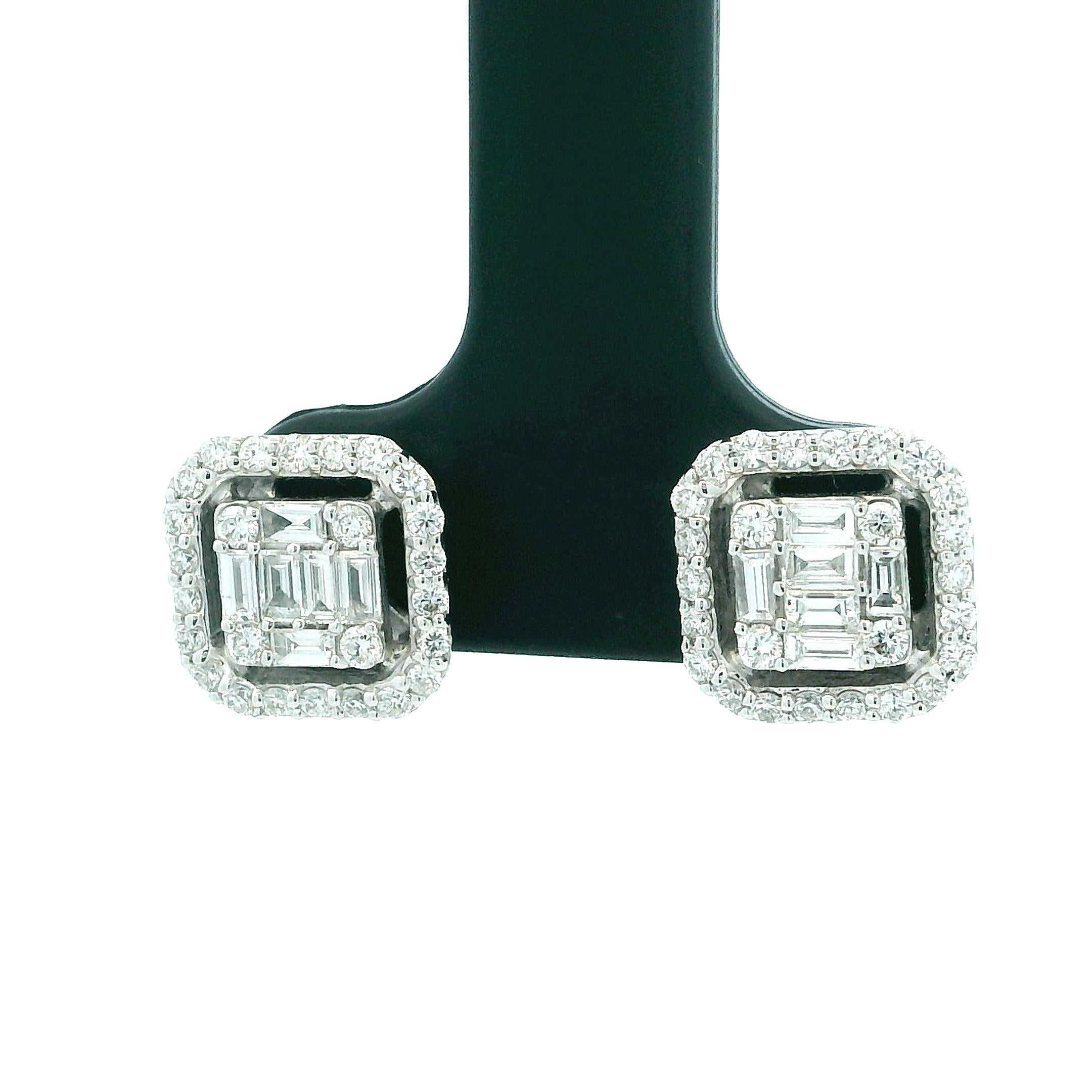 L'élégance moderne rencontre la sophistication intemporelle dans ces remarquables boucles d'oreilles à diamants carrés. Réalisée en or blanc 18 carats lumineux, chaque boucle d'oreille présente un sertissage invisible raffiné de diamants baguettes