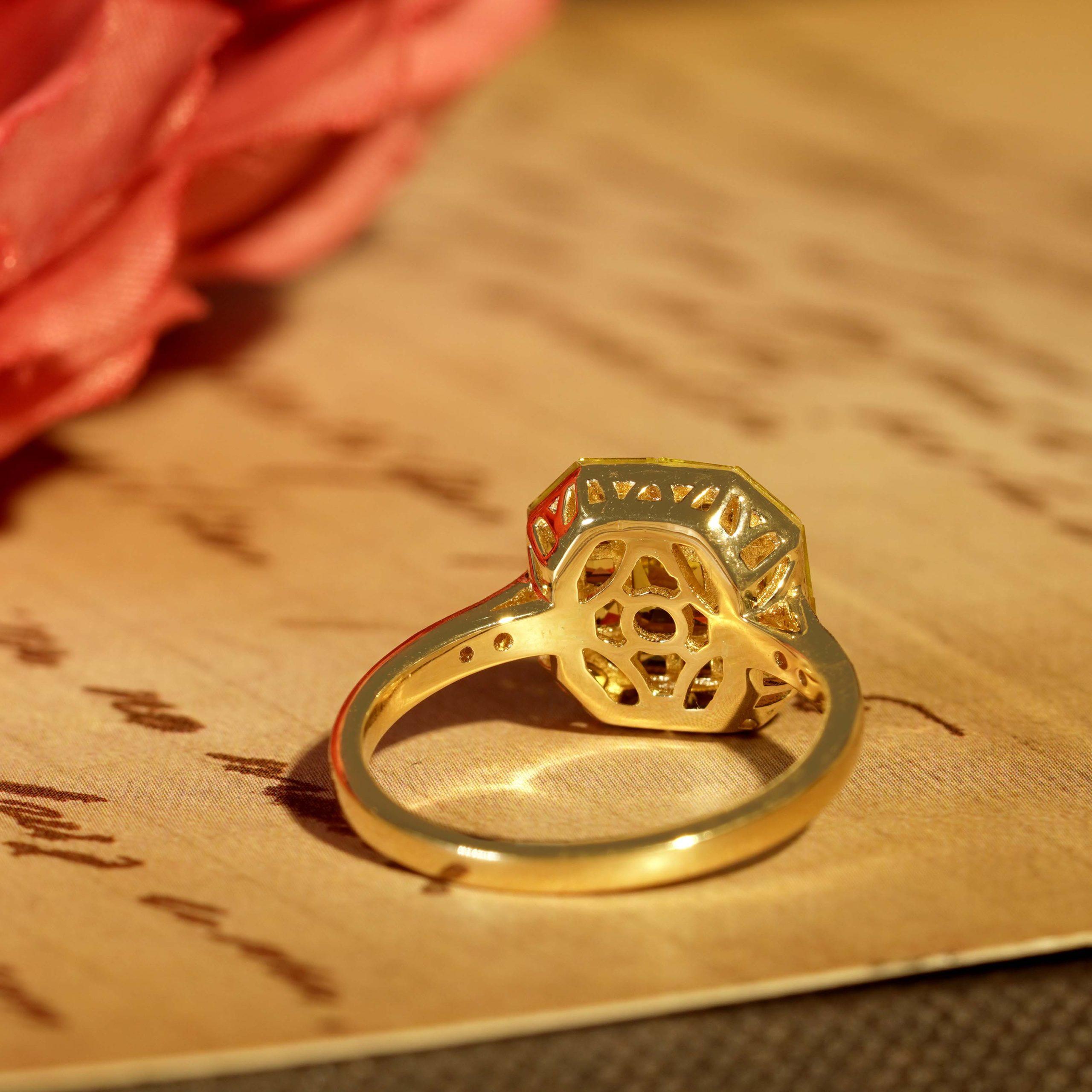 Bague en or jaune 14 carats sertie de saphirs jaunes et de diamants Art déco en vente 7
