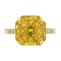 Anillo estilo Art Déco con zafiro amarillo y diamantes en engaste invisible de oro amarillo de 18 quilates