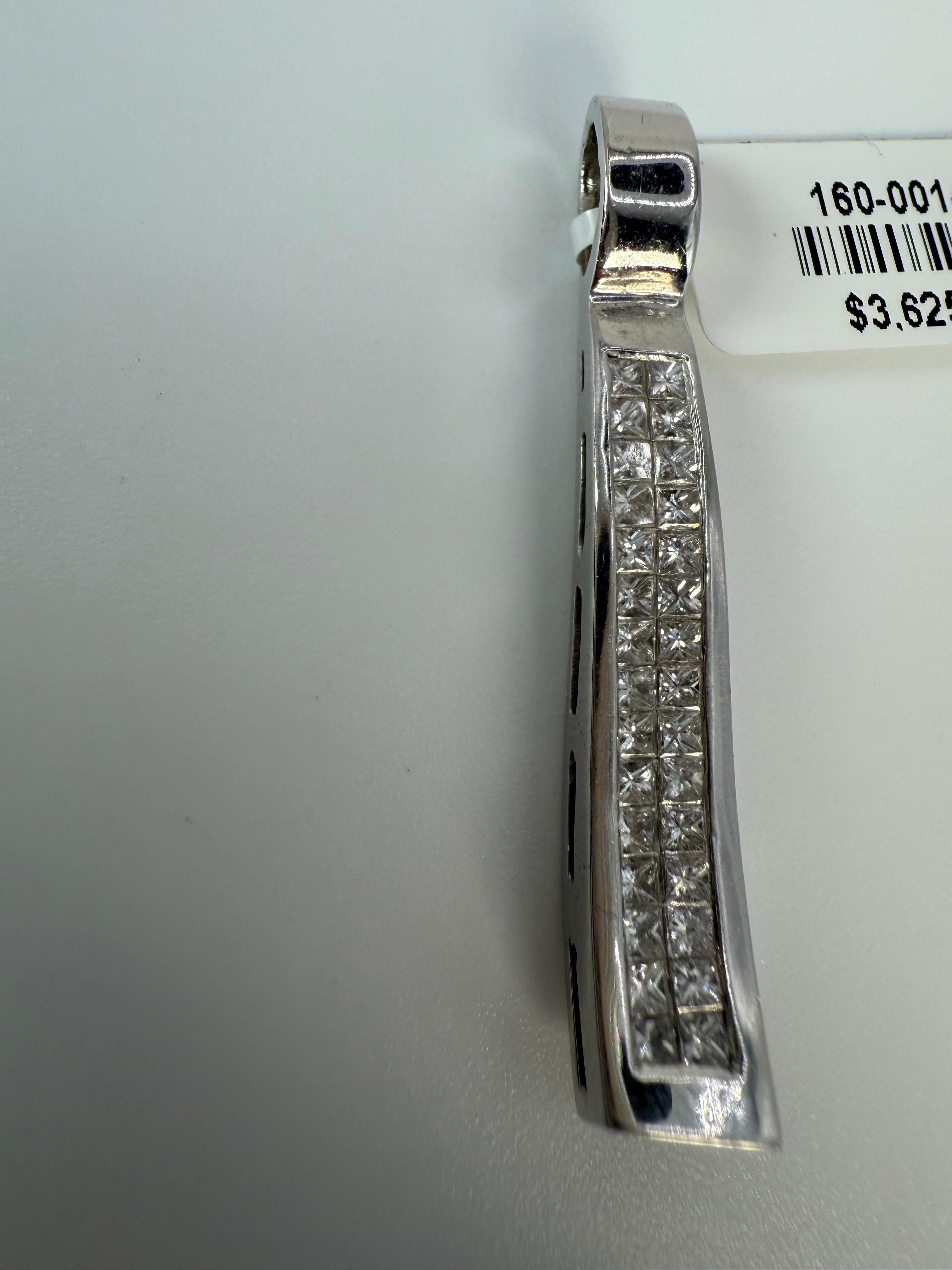 Superbe pendentif géométrique long en or 14KT avec sertissage invisible, 0.50 carats de diamants de pureté VS-SI et de couleur F-G.
Article : OPT

CE QUE VOUS OBTENEZ À LA BIJOUTERIE STAMPAR :
Stampar Jewelers, situé au cœur de Jupiter, en Floride,