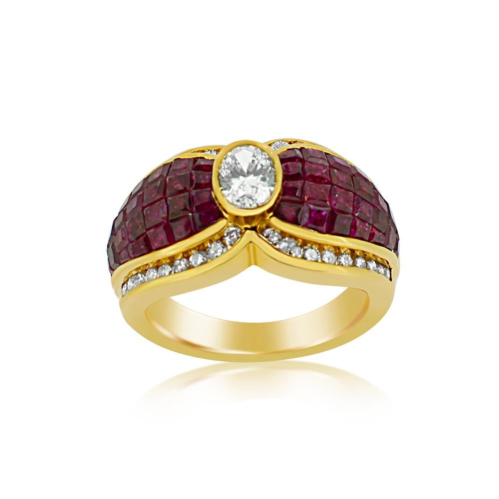 Einzigartige, unsichtbare Einstellung 
Quadratischer natürlicher Rubin und ovaler Diamant in der Mitte
18k Gelbgold 8,0 Gramm.
Insgesamt Rubin 5,25 Karat AAA sehr schön rot.
Zentrum ovaler Diamant ca. 0,50 Karat H-I - VSS
Fingergröße 6 


