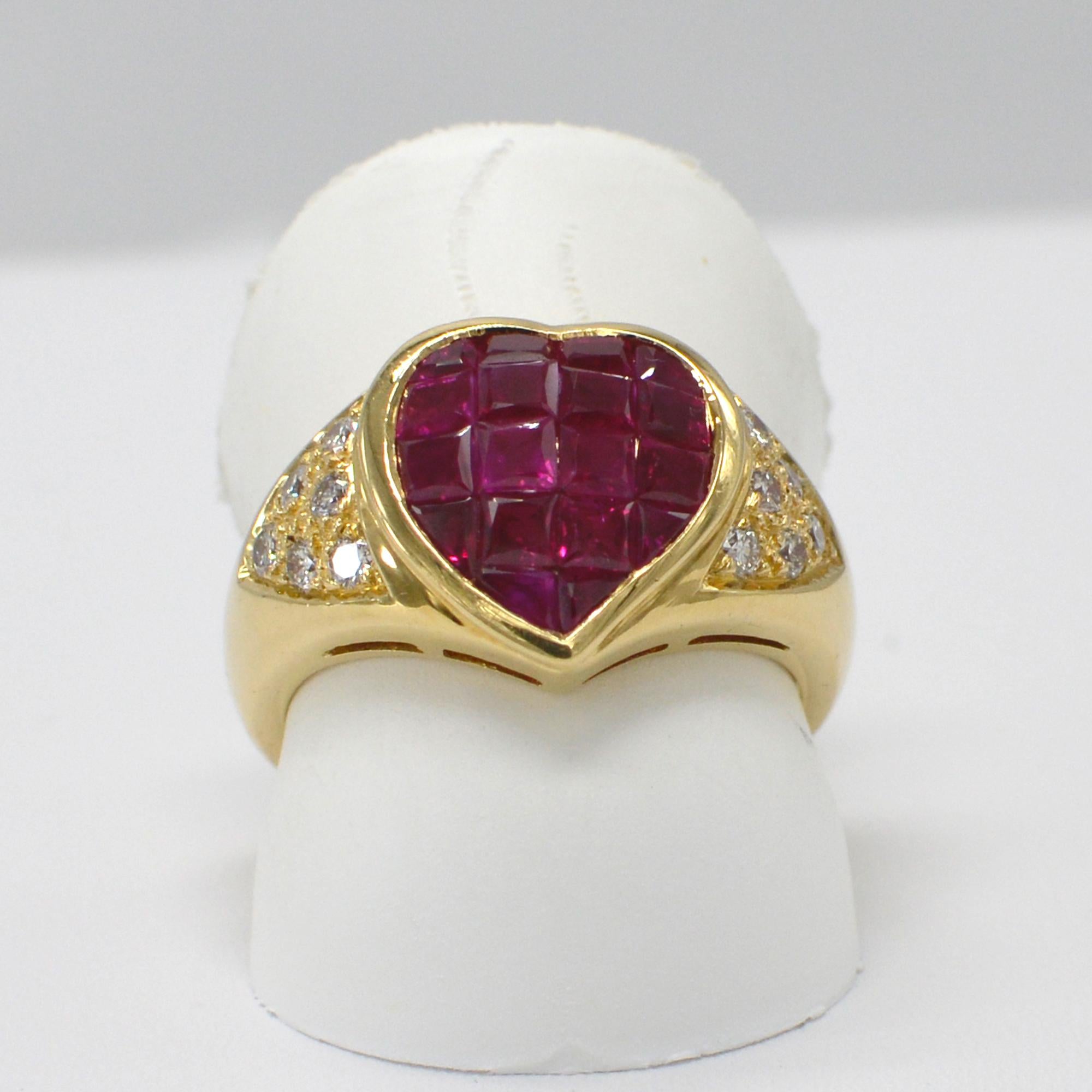 Taille carrée Bague cœur en or jaune 18 carats et diamants à monture invisible en vente