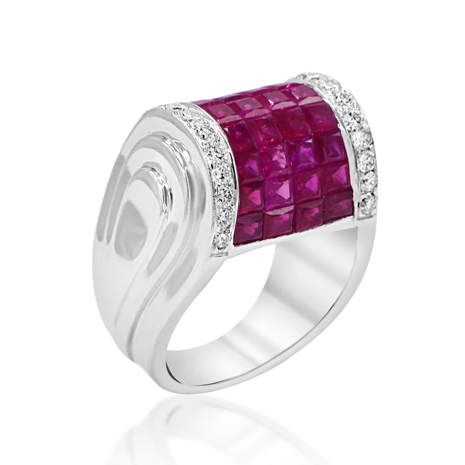 Bague dôme en or jaune 18 carats avec diamants et rubis, réglages invisibles en vente 3