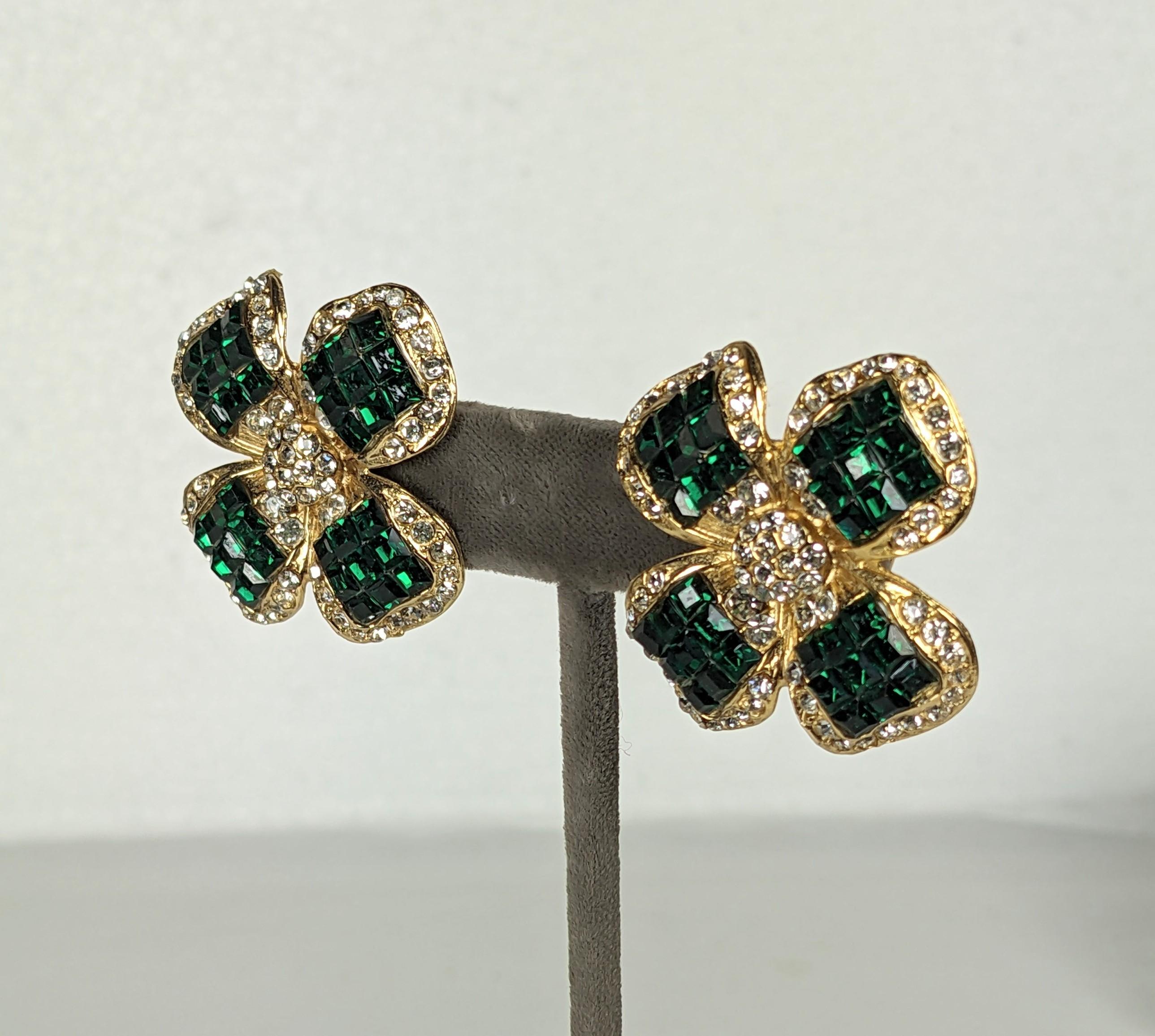 Unsichtbar gefasste Smaragd-Blumen-Ohrringe (Art déco) im Angebot