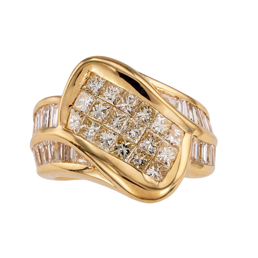Unsichtbar gefasste Diamanten im Prinzessinnenschliff, Baguette-Diamanten und Gelbgoldringband.  Sie lieben es, weil es Ihnen ins Auge gefallen ist, und wir sind hier, um Sie mit schönem und erschwinglichem Schmuck zu verbinden.  Es ist an der Zeit,