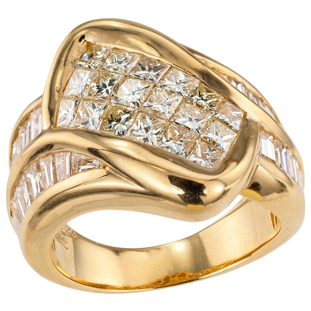 Bague en or jaune sertie de diamants taille princesse et de diamants baguette