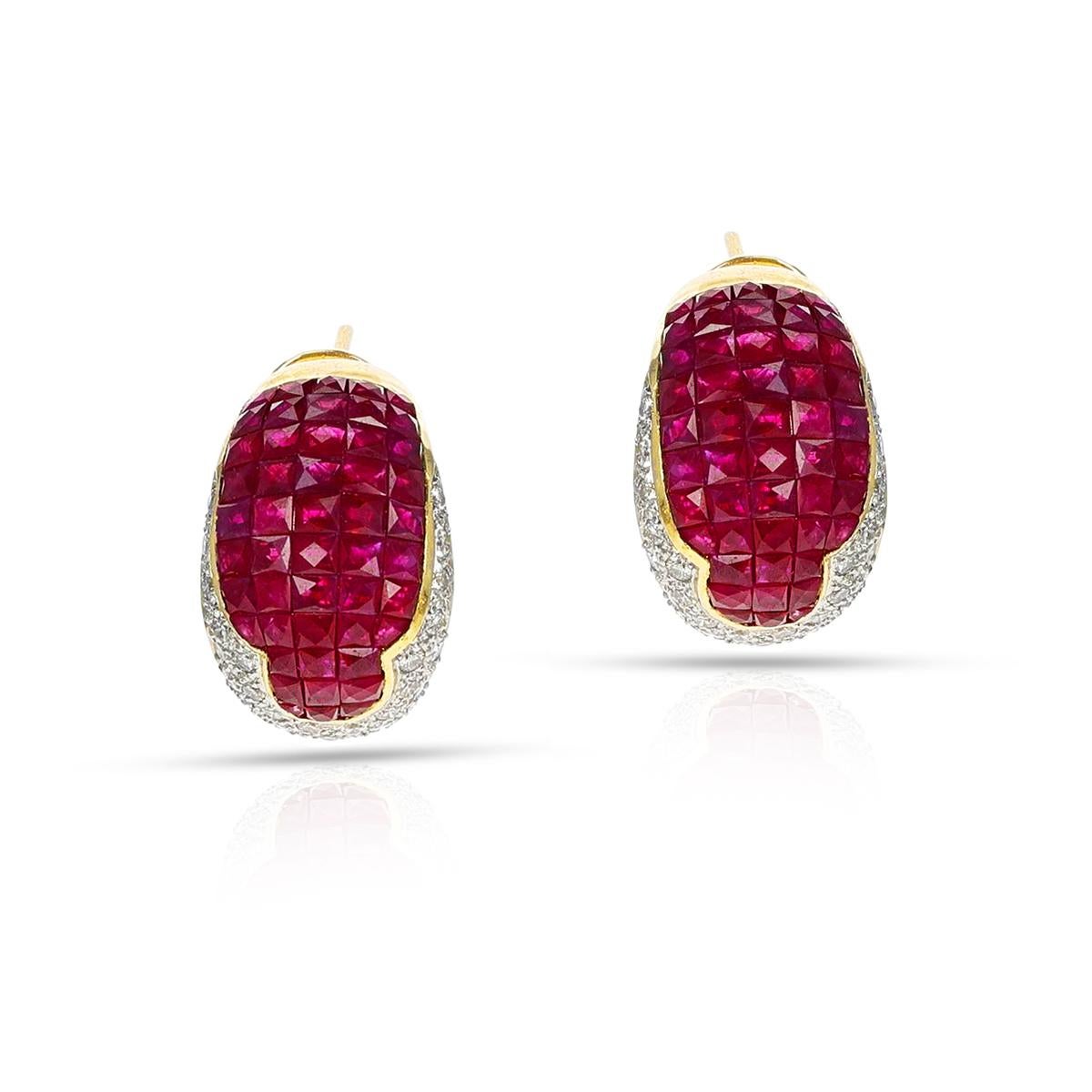 Ein Paar unsichtbar gefasste Rubin- und Diamant-Ohrringe aus 18k Gelbgold. Es gibt ca. 6,80 cts. von Rubin und 1,30 cts. von Diamanten. Das Gesamtgewicht beträgt 19 Gramm. Die Länge beträgt 1 Zoll. 

