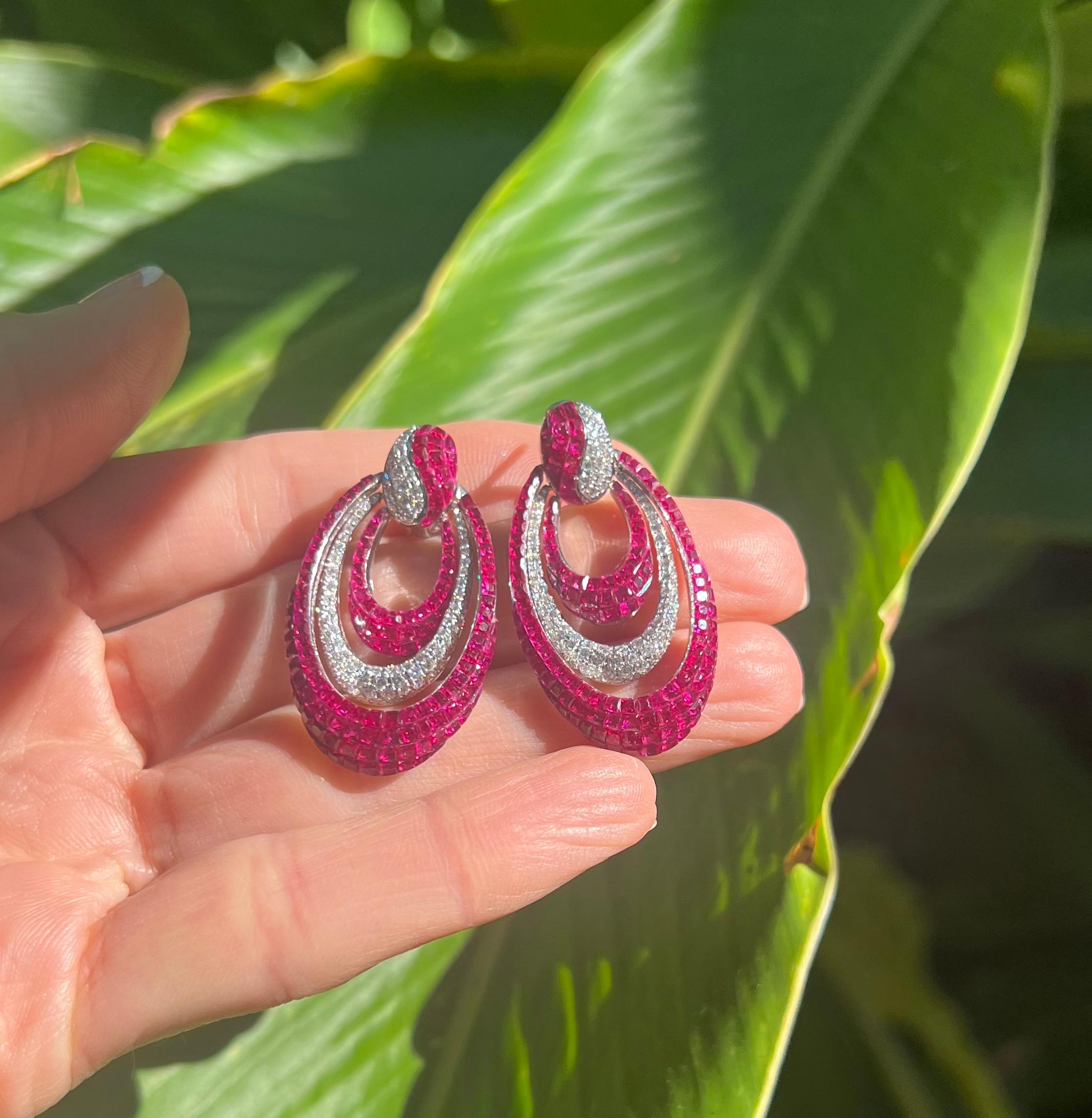 Boucles d'oreilles pendantes en forme de croissant serties de rubis et de diamants invisibles Unisexe en vente