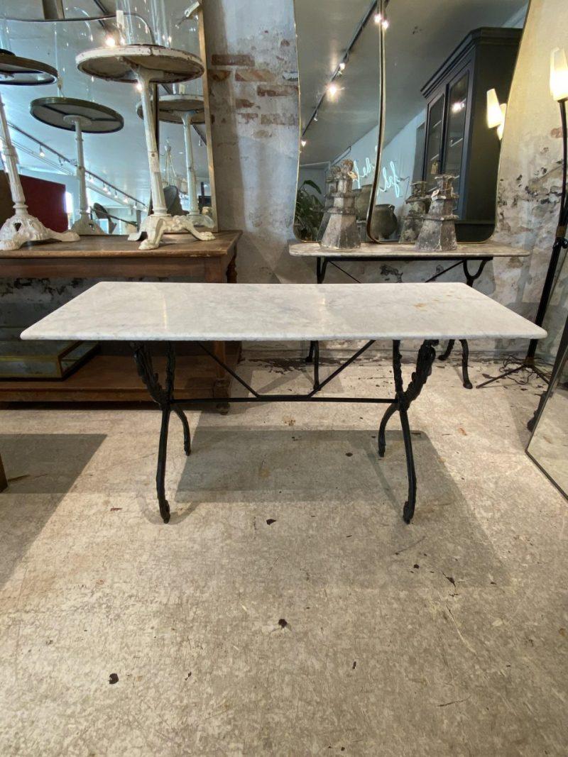 Gorgeous and inviting antique French marble console / garden table. Admirable and elegantly crafted quality cast iron base, from the early 20th century.

The beautiful and solid pale marble top rests on an elaborately decorated base, designed as