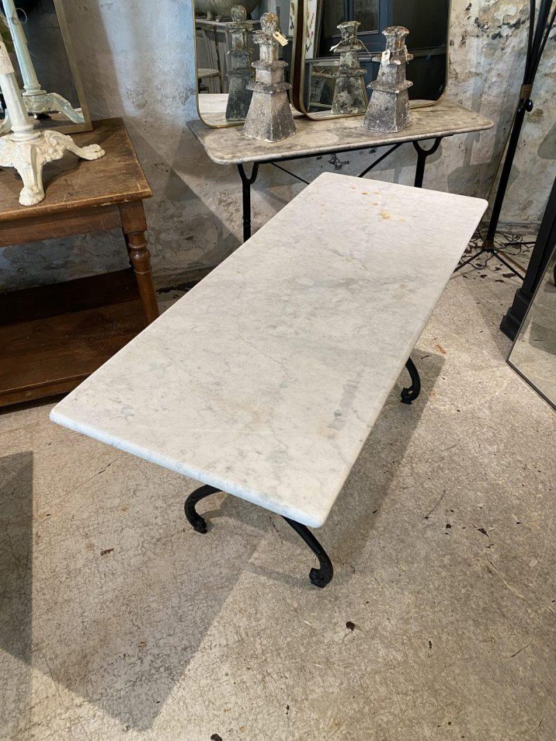 Fer Invitante console/table d'extérieur en marbre ancien en vente