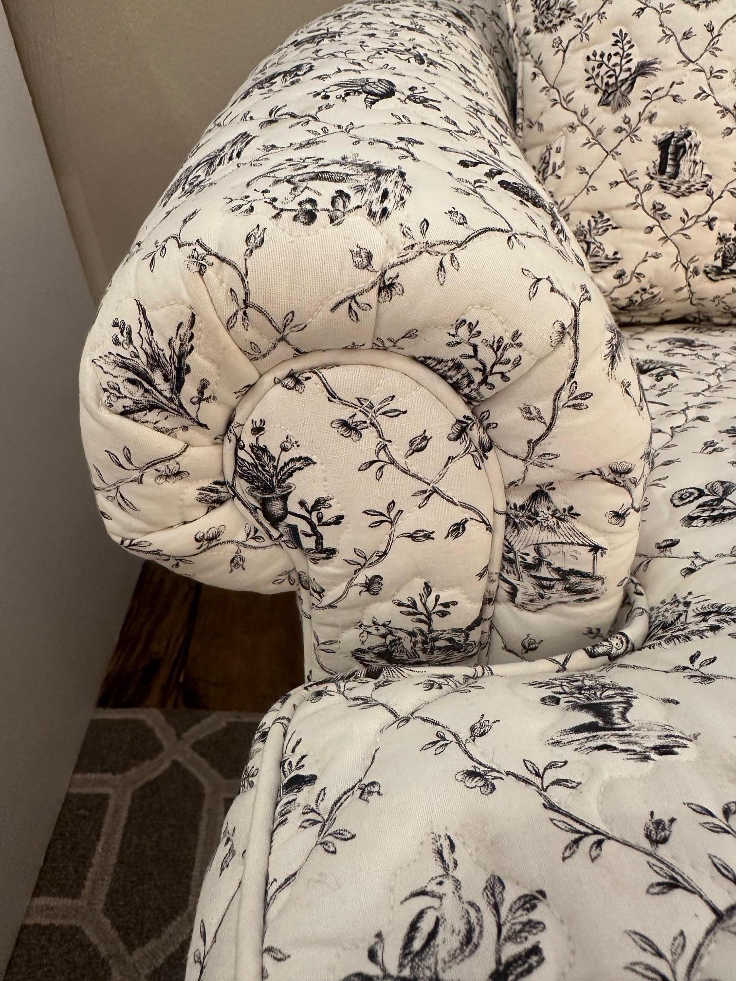 Inviting Black & White Quilted Toile Loveseat 4