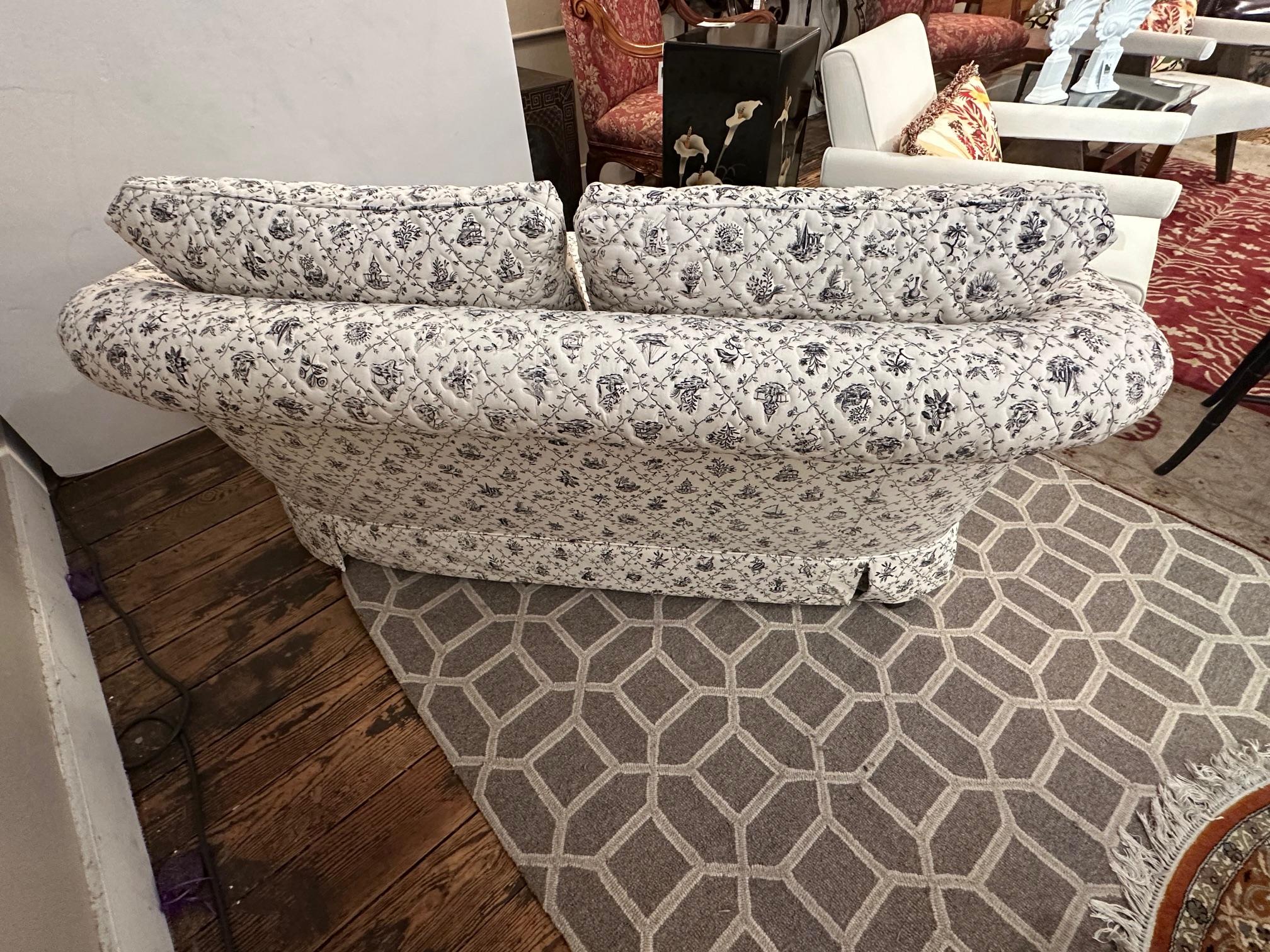 Inviting Black & White Quilted Toile Loveseat In Good Condition In Hopewell, NJ