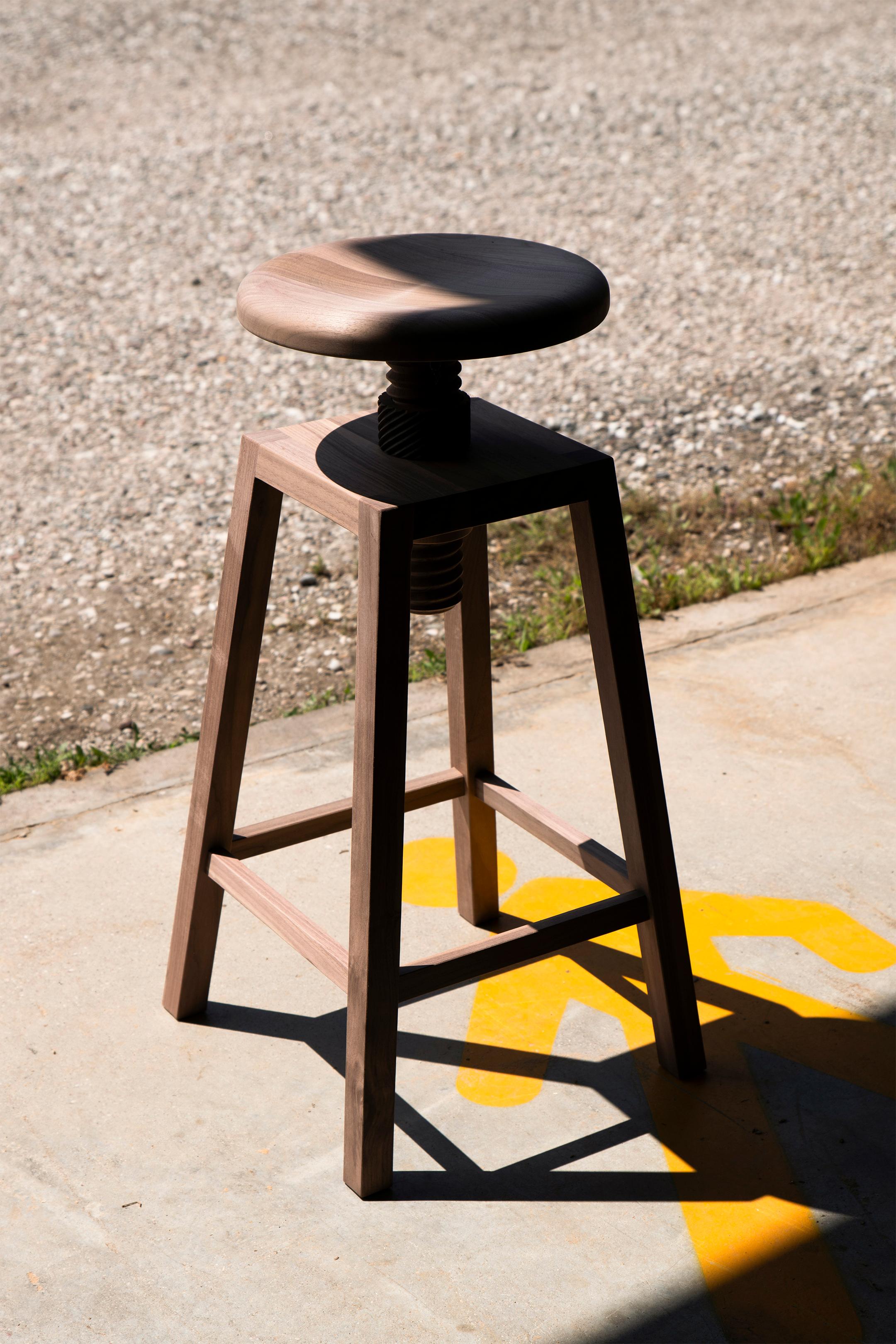 Ein einfaches und raffiniertes Design, in dem massives Nussbaumholz seinen höchsten Ausdruck findet. Der Invito Massivholzhocker verbindet zeitlosen Stil mit authentischer und natürlicher Schönheit. Zeitgenössisch und doch klassisch, passt er zu