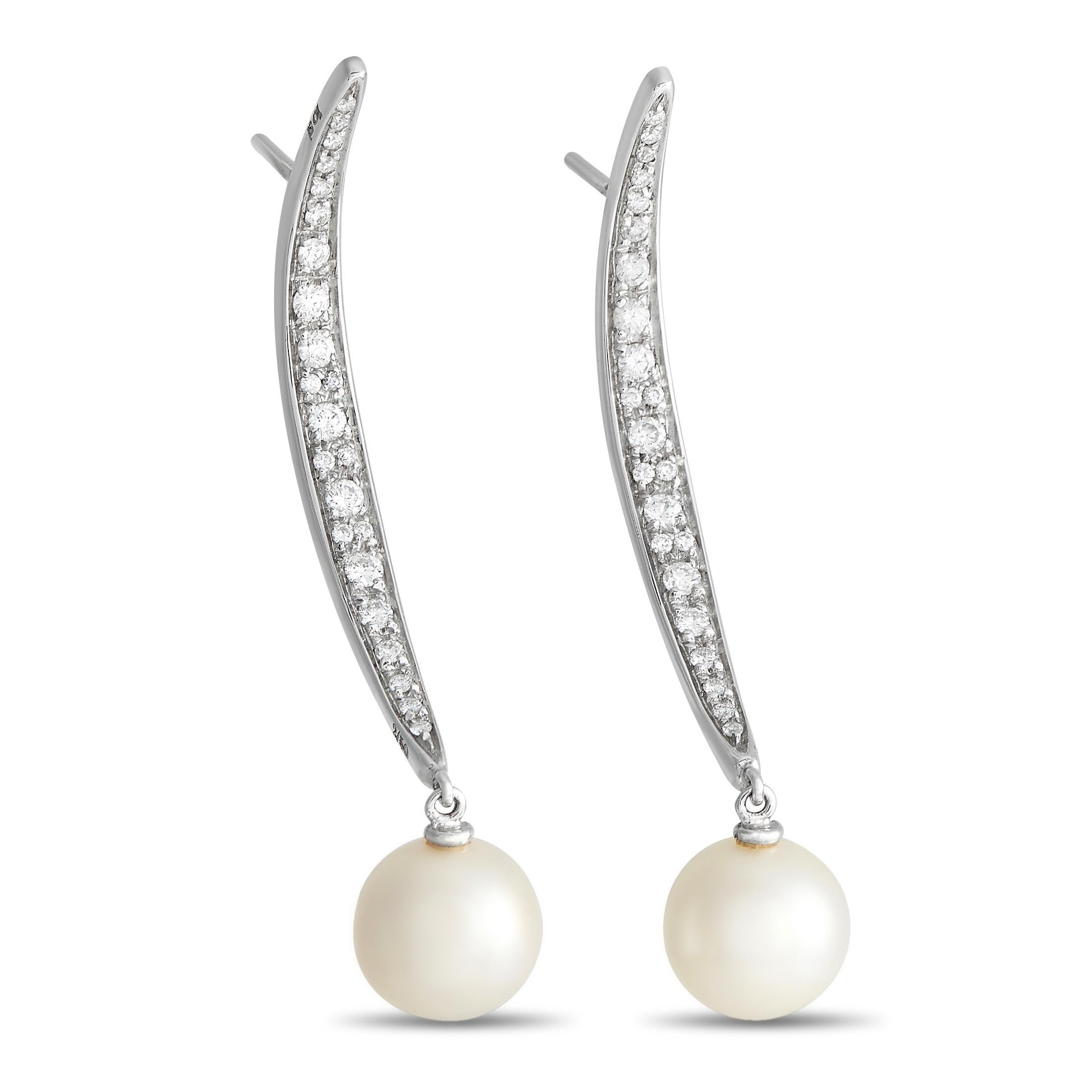 Truly a product of imagination, this pair of diamond and pearl earrings from Italian jewelry brand Io Si impresses with its avant-garde styling. The earrings are concave C-hoops where the diamond-traced C-shaped curve is turned inwards. A lustrous