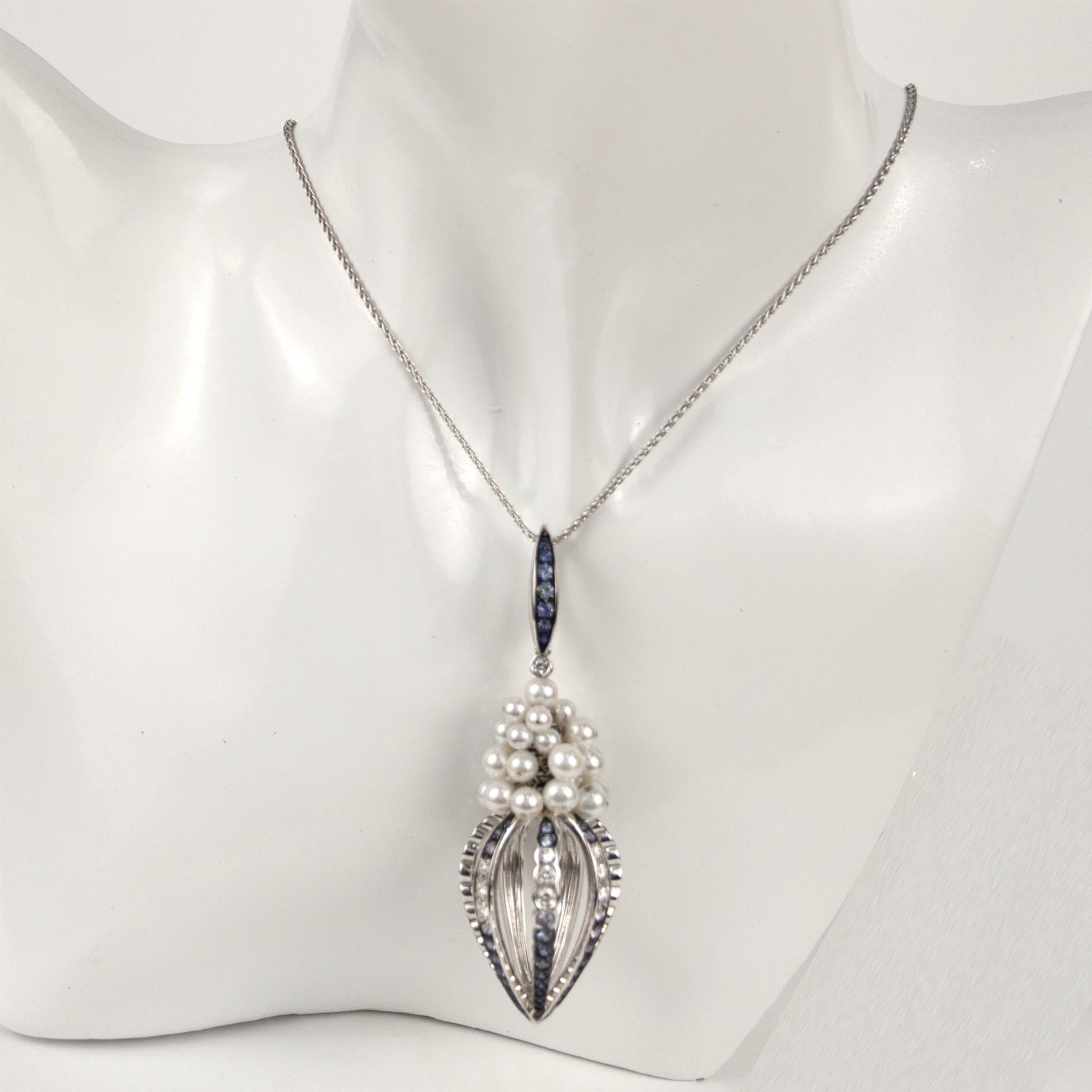 Brilliant Cut IO SI 18k White Gold 0.98ctw Diamond & Sapphire Necklace For Sale