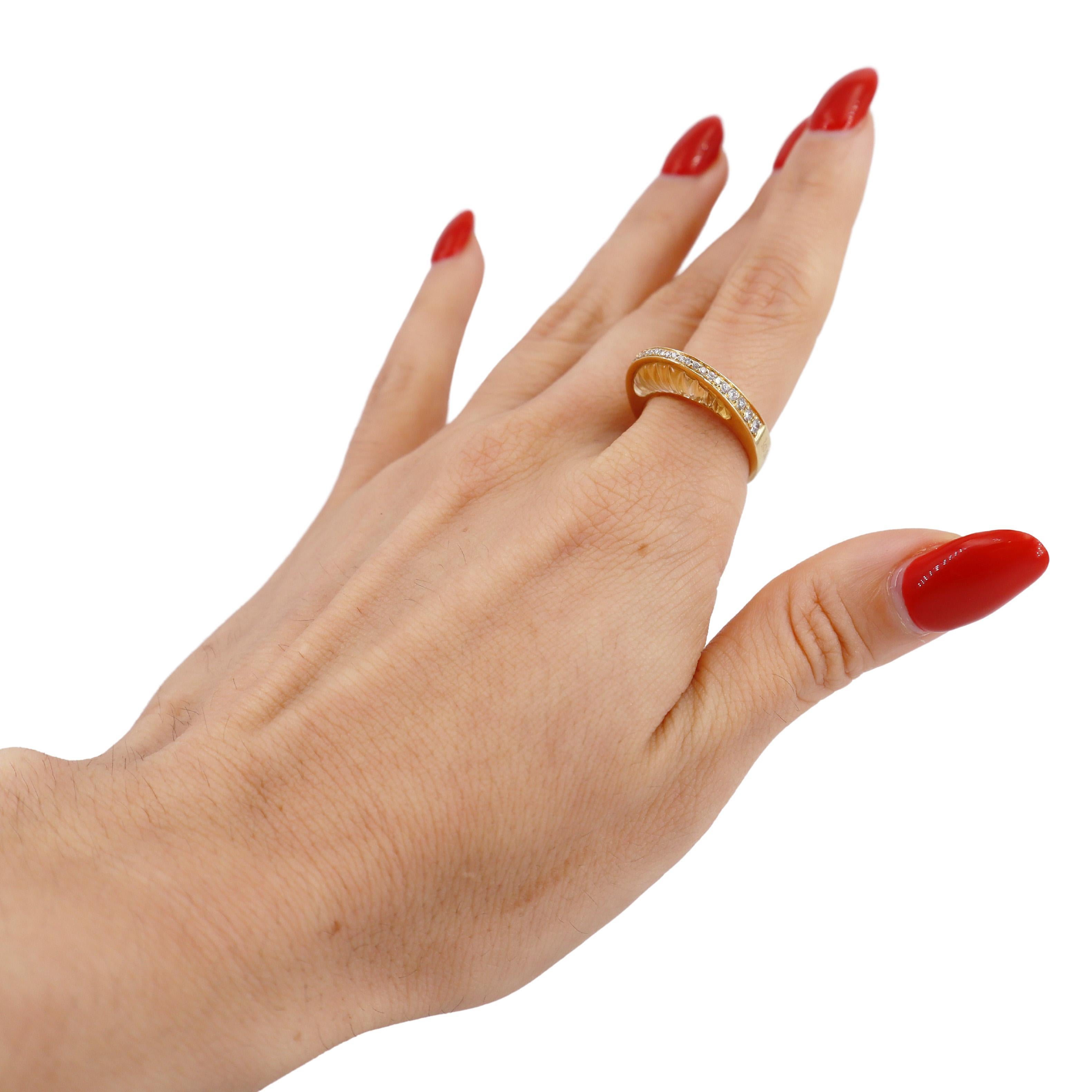 Entdecken Sie die exquisite Eleganz dieses Rings aus 18-karätigem Gelbgold, der vom renommierten italienischen Juwelierhaus IO SI by Stefan Hafner fachmännisch gefertigt wurde. In der Mitte dieses atemberaubenden Schmuckstücks befindet sich ein
