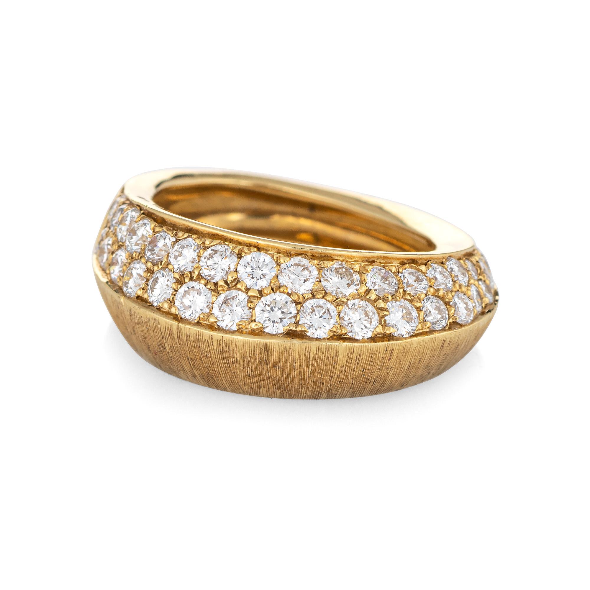 Stylish Io Si pointed diamond band crafted in 18 karat yellow gold. 

Round brilliant cut diamonds are pave set into the mount and total an estimated 1.24 carats (estimated at G-H color and VS2-SI1 clarity).  

The ring is pave set with diamonds in