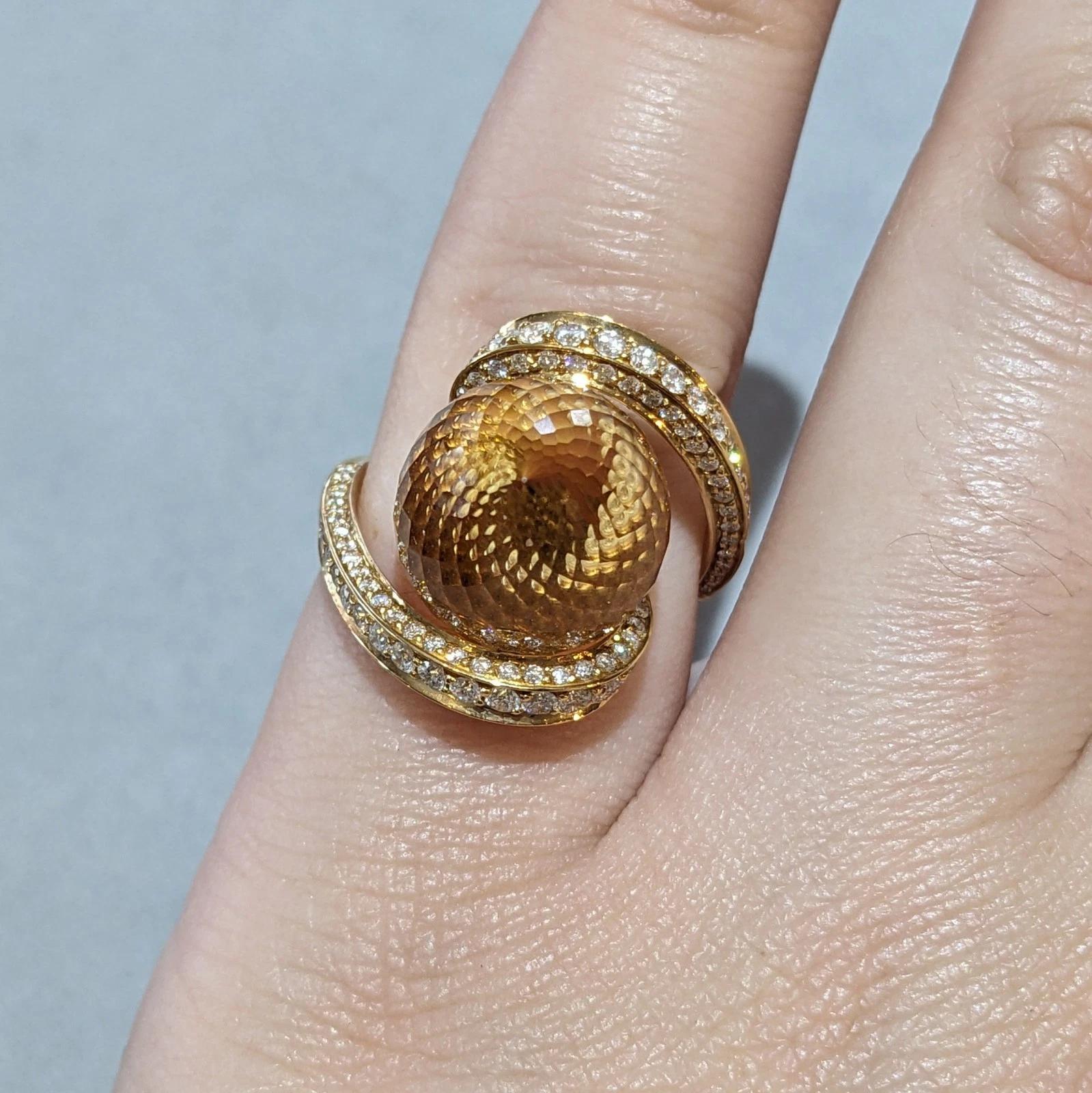 iO Si Italie Bague sculpture citrine et diamant en or jaune 18k 

Cette bague unique en son genre, composée de citrine et de diamants, présente une briolette de citrine à facettes de 11,00 carats sertie dans de l'or jaune 18 carats, ainsi que des