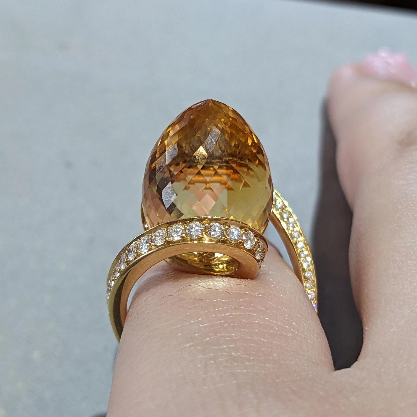 Taille briolette iO Si Italie Bague sculpture citrine et diamant en or jaune 18k en vente
