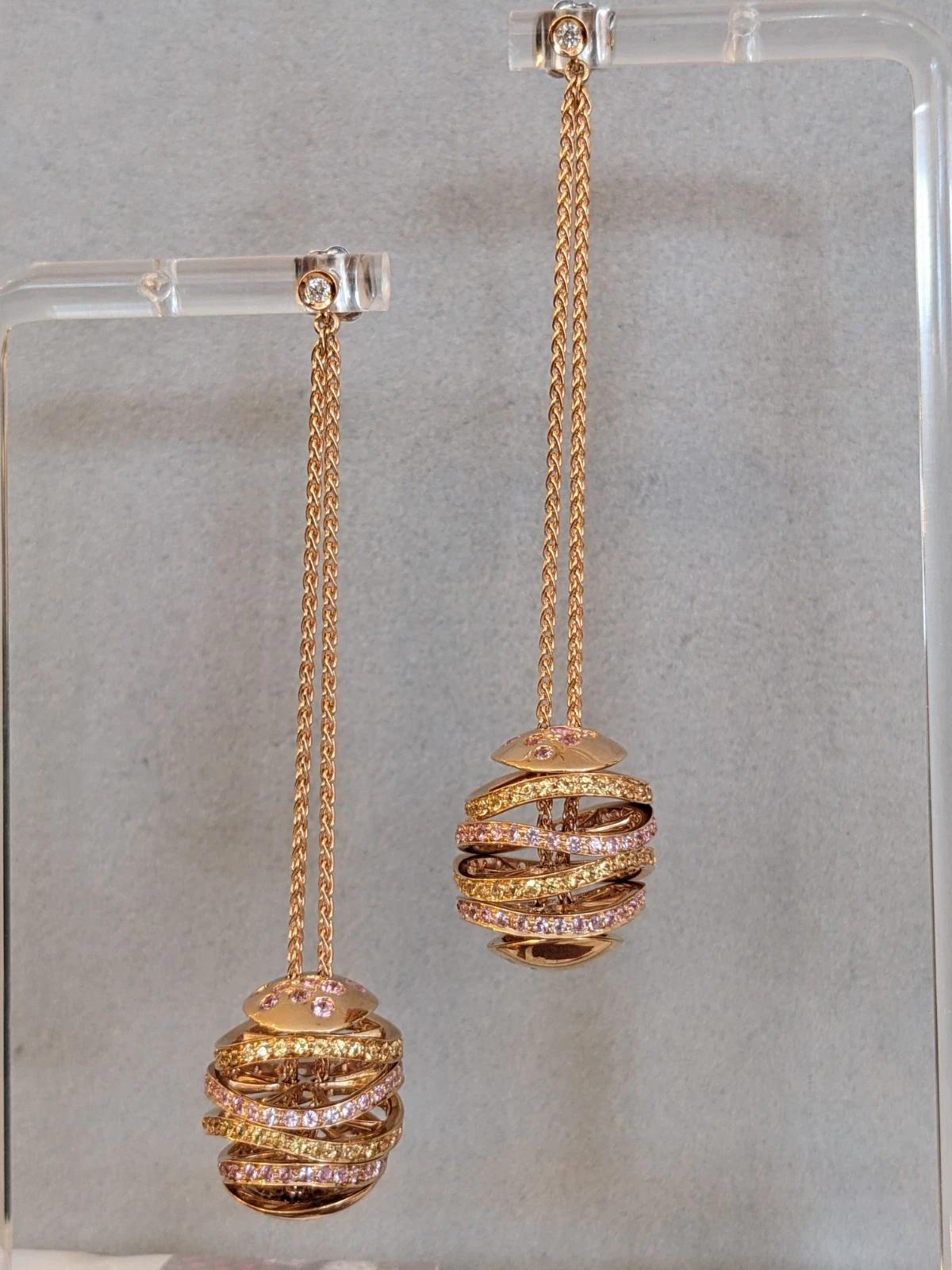 iO Si Italy Ohrringe mit rosa und gelbem Saphir und Kugel aus 18k Roségold

Die iO Si Dangle Bauble Earrings bestehen aus rosa und gelben Natursaphiren, die in Bändern gefasst sind und an einer beweglichen Kugel baumeln. Die Kugel ist an einem