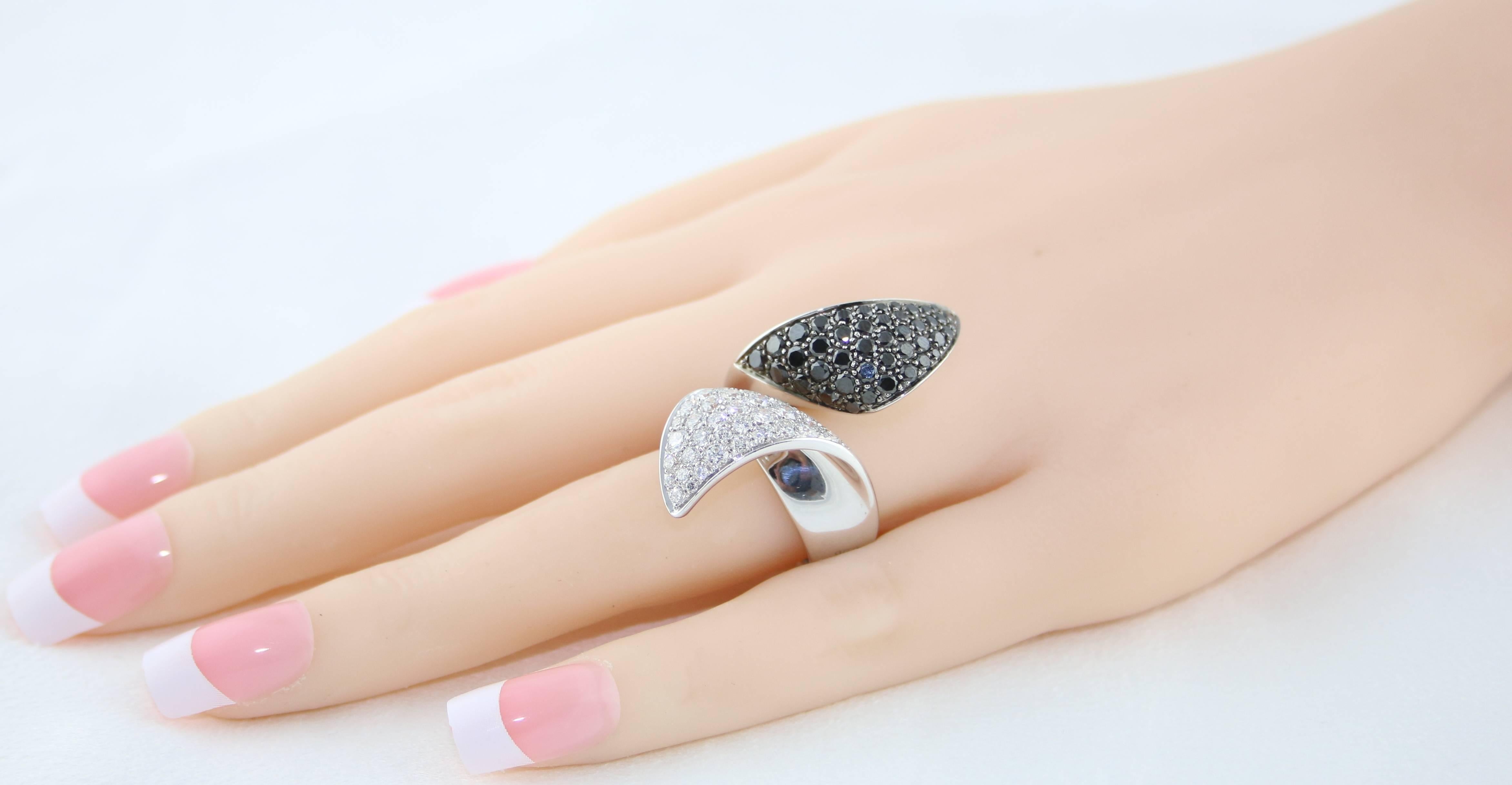 IO SI Scavia Italienischer Designer Goldring mit 4,75 Karat weißen und schwarzen Diamanten Damen im Angebot