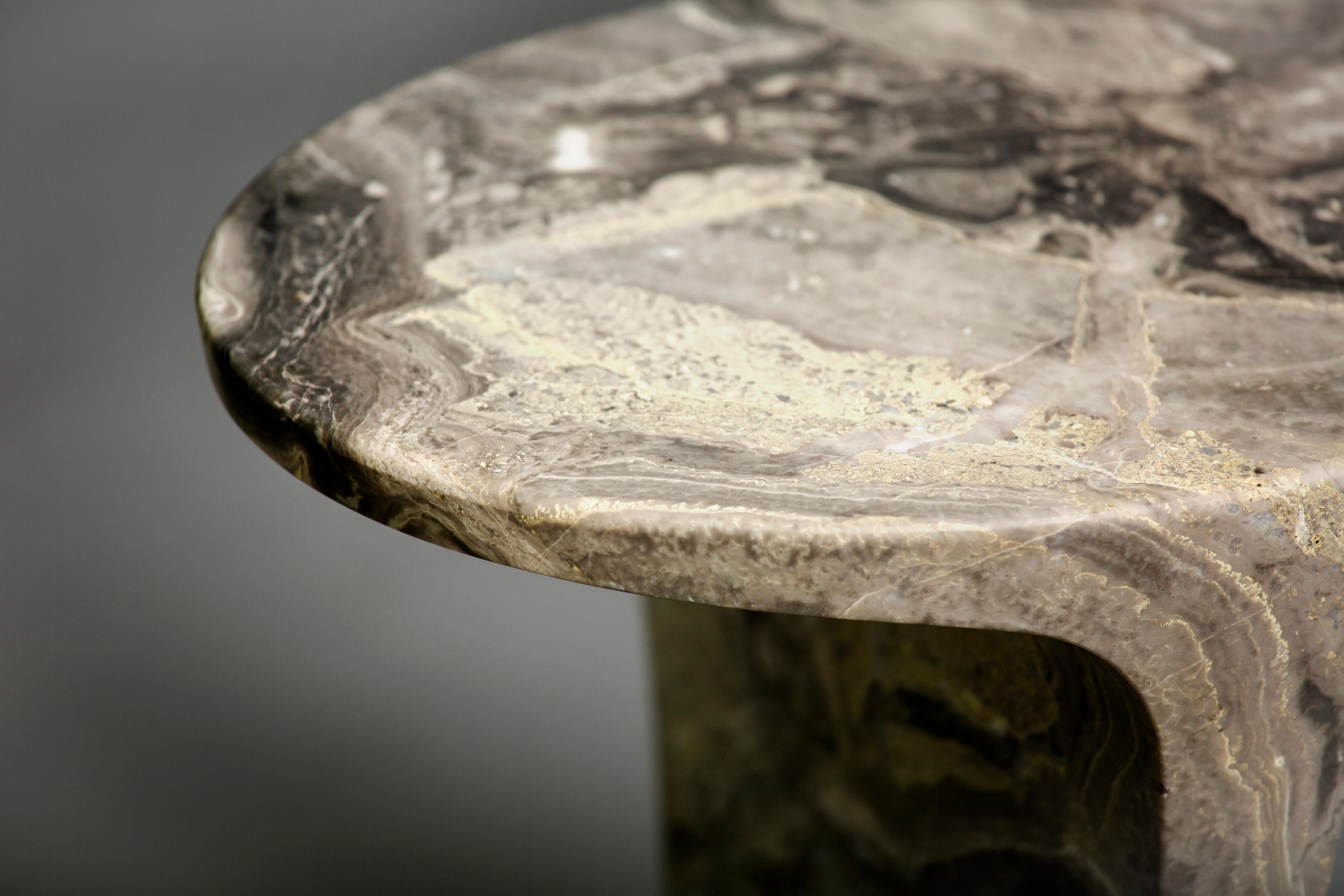 Chinois Table d'appoint Atlas en marbre Orobico par Adolfo Abejon pour Formar en vente