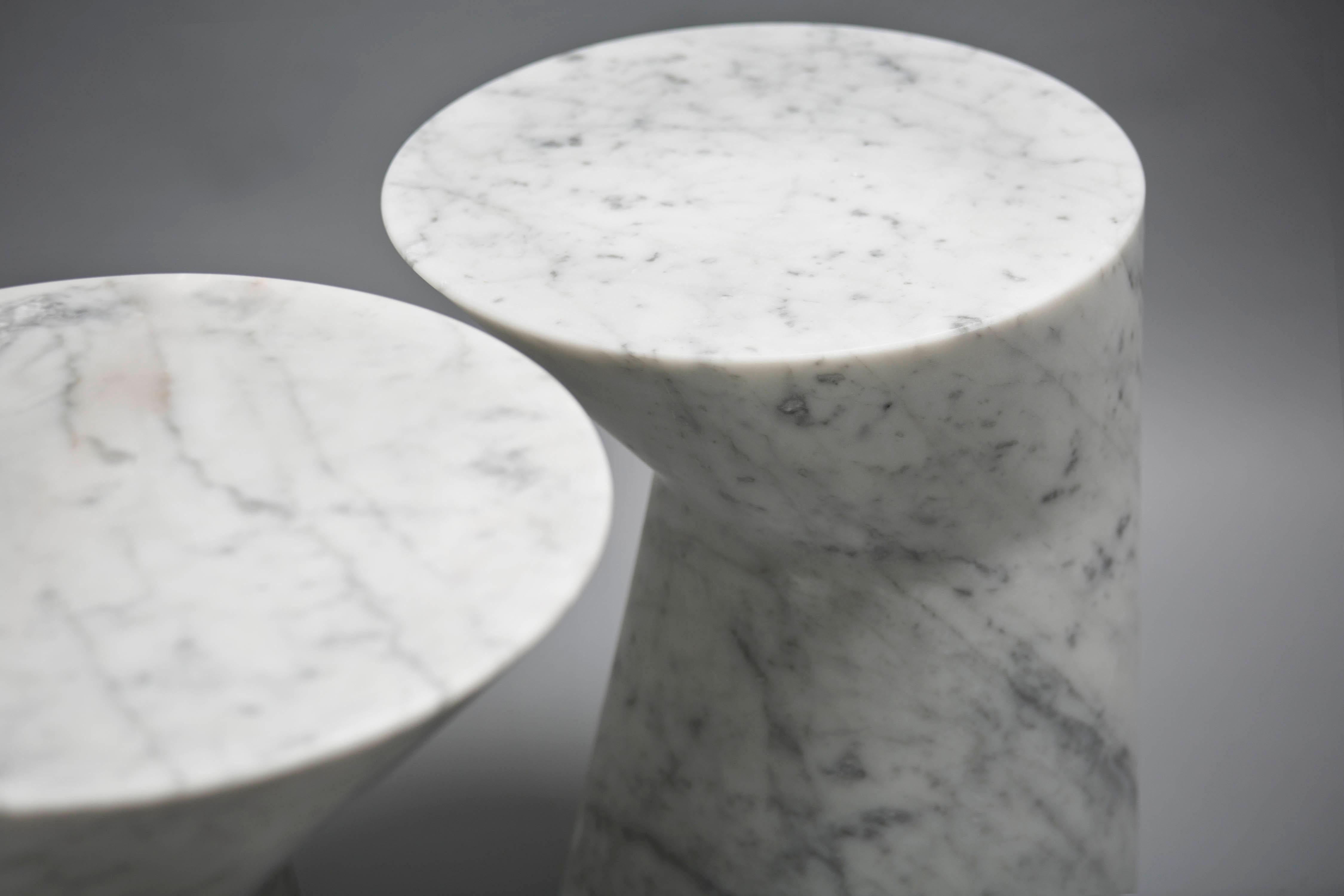 Sculpté Table d'appoint Io en blanc et marbre de Carrare d'Adolf Abejon pour Formar en vente