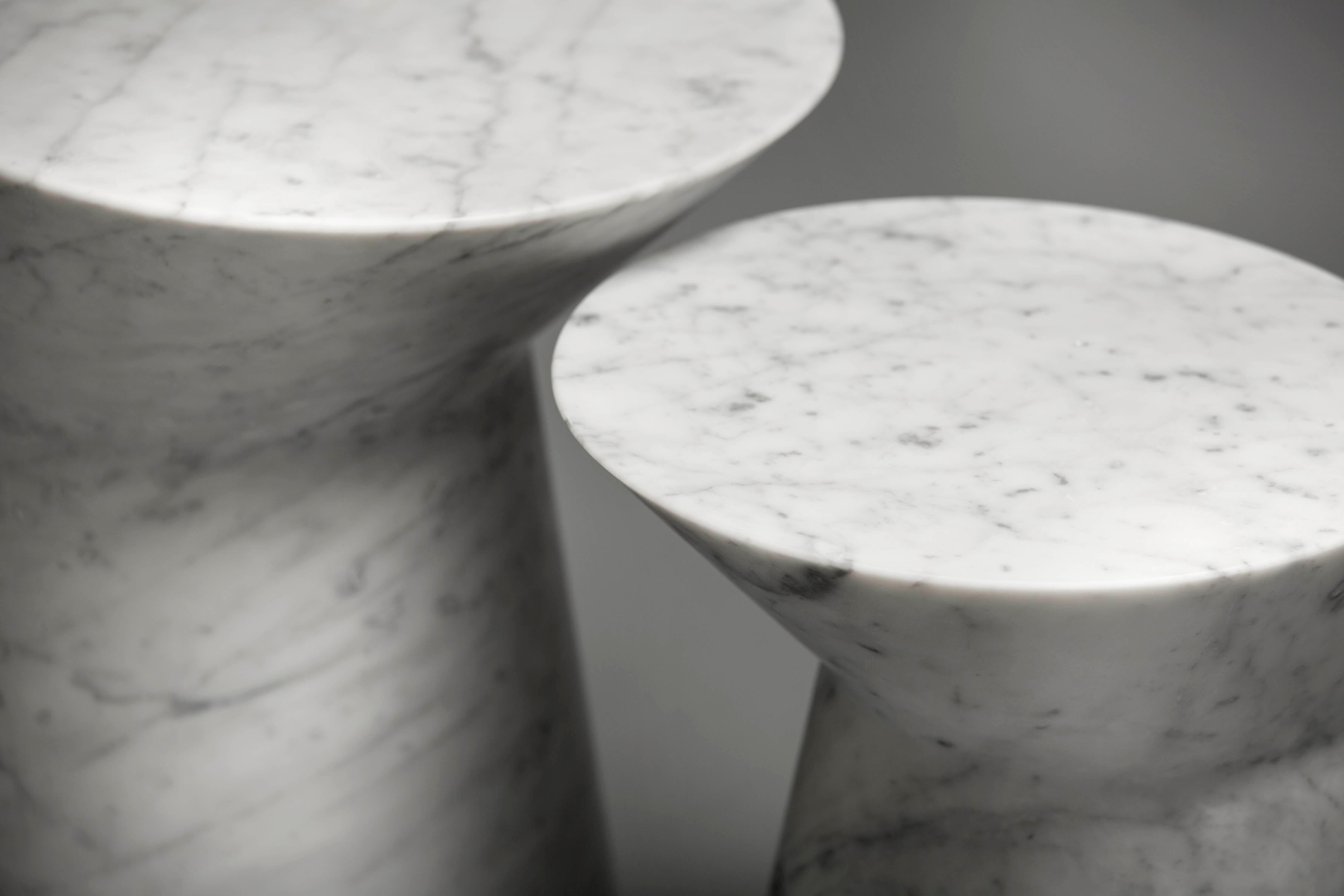 XXIe siècle et contemporain Table d'appoint Io en blanc et marbre de Carrare d'Adolf Abejon pour Formar en vente
