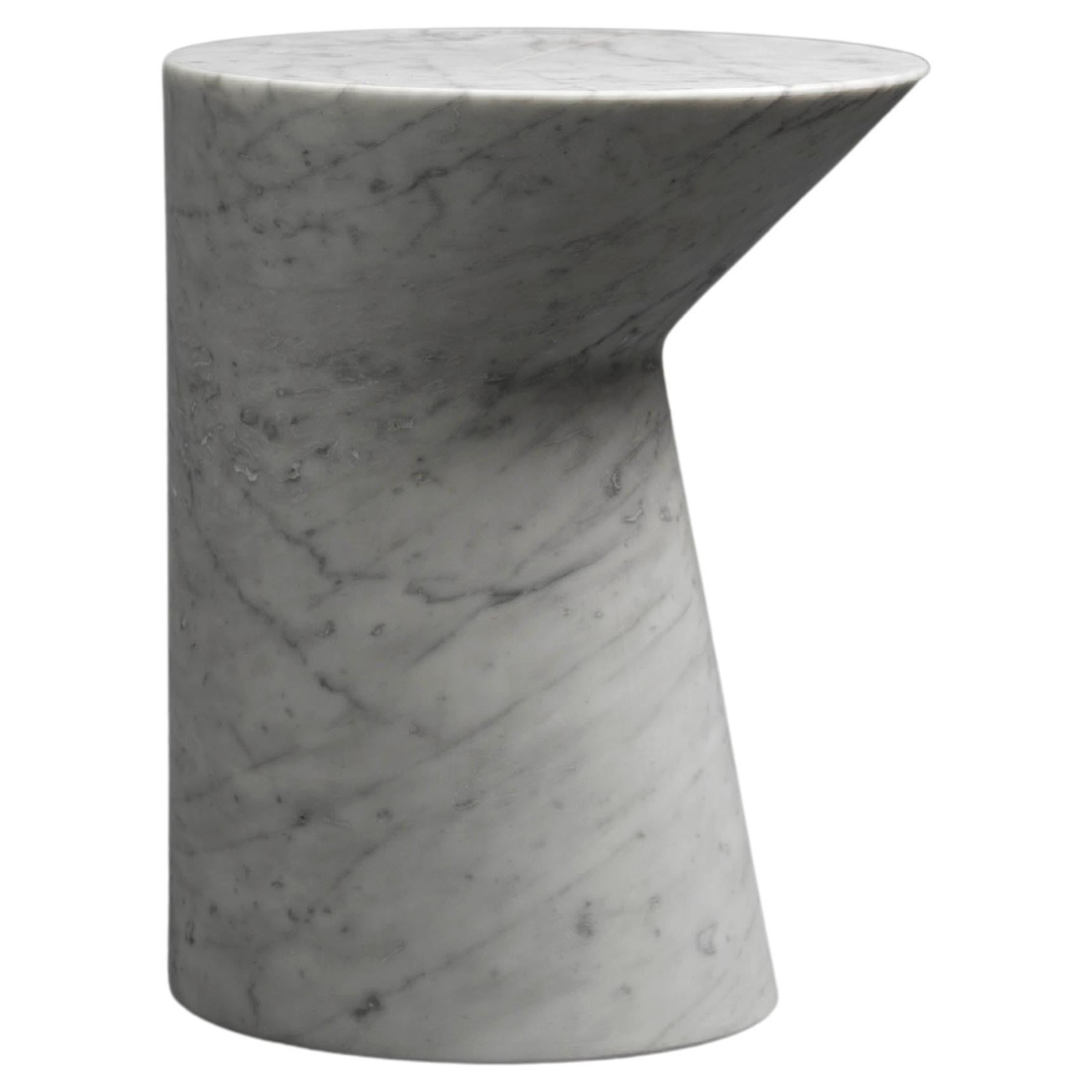 Table d'appoint Io en blanc et marbre de Carrare d'Adolf Abejon pour Formar en vente
