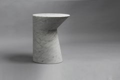 Tavolino iO in marmo di Carrara, versione grande, di Adolfo Abejon per FORMAR