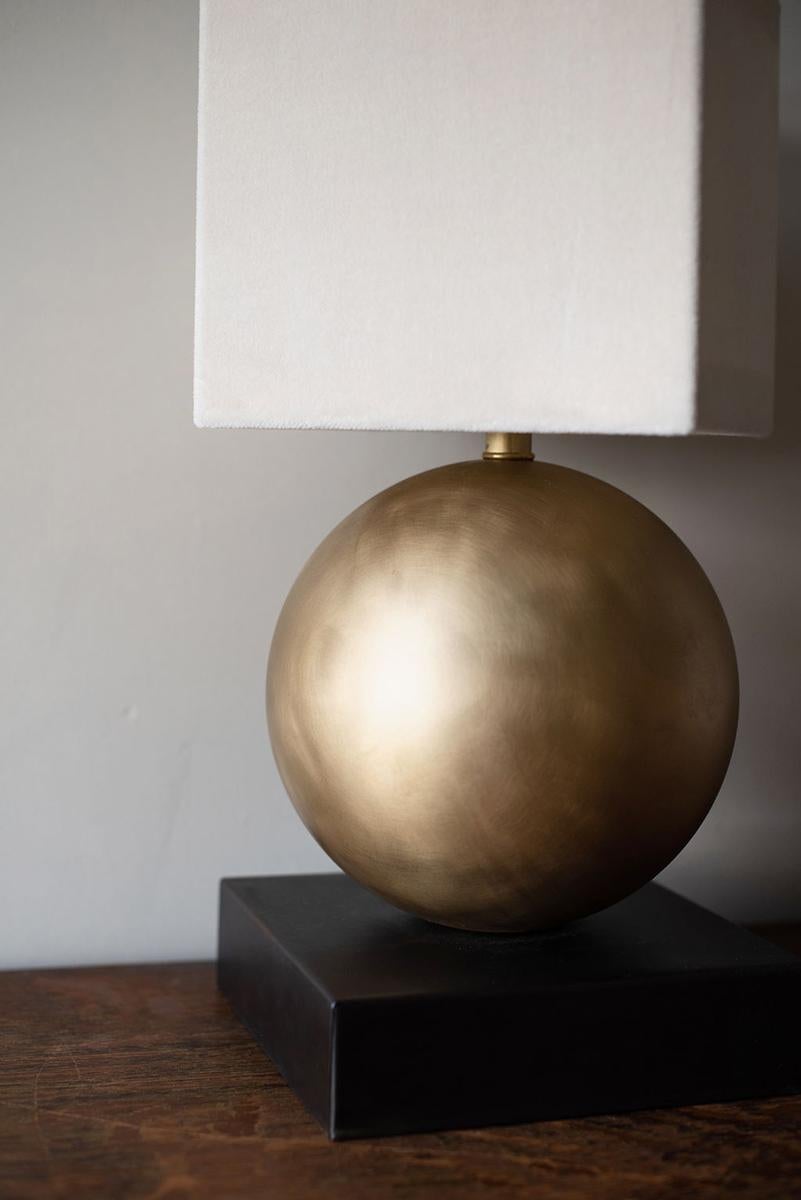 Américain Lampe de table IO en laiton brossé et noirci et velours de soie en vente