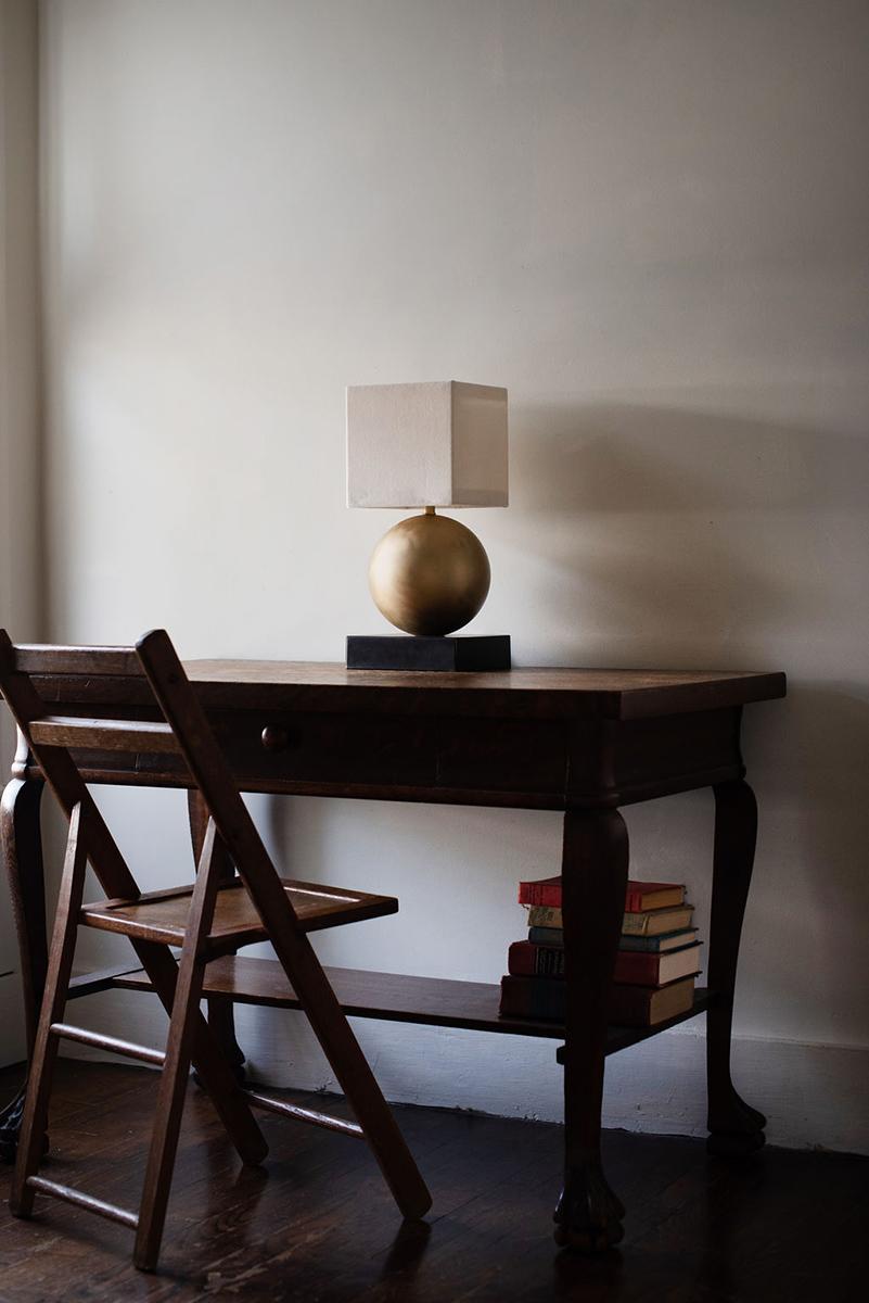 Noirci Lampe de table IO en laiton brossé et noirci et velours de soie en vente