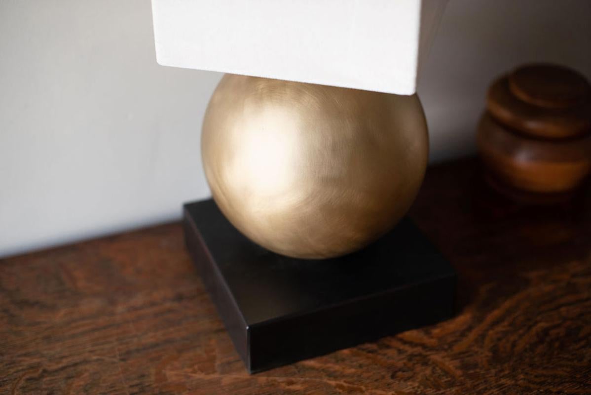 Lampe de table IO en laiton brossé et noirci et velours de soie Neuf - En vente à Brooklyn, NY