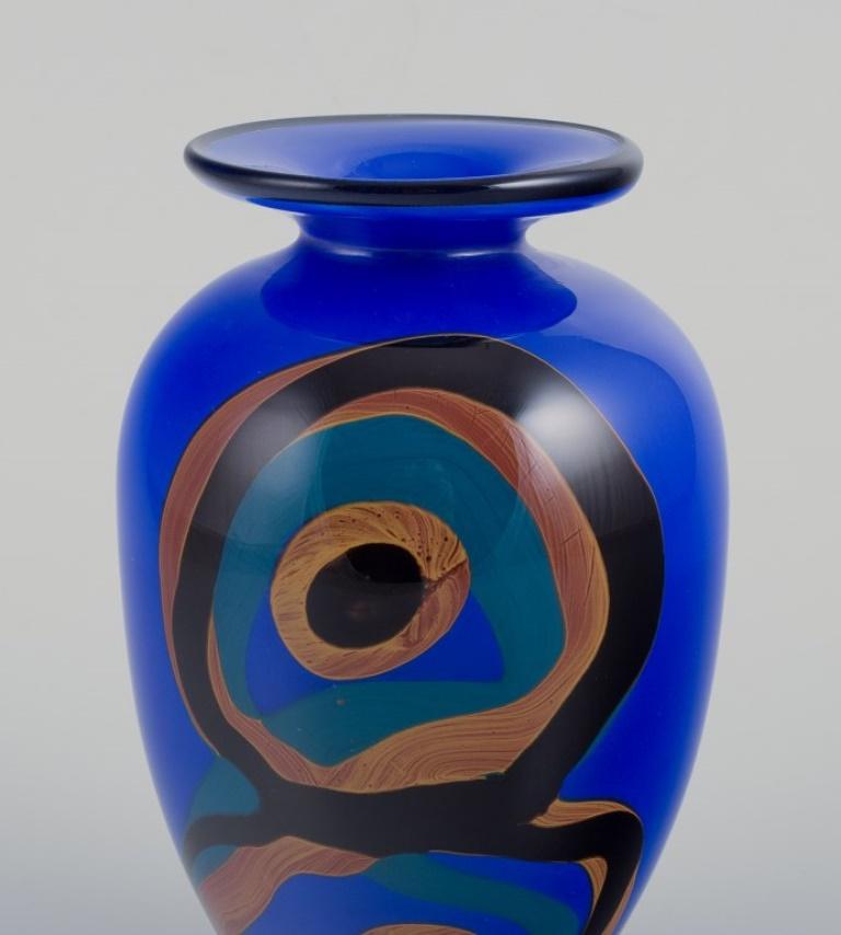 Ioan Nemtoi (rumeno, nato nel 1964) artista del vetro artistico.
Vaso in vetro artistico fatto a mano. Tonalità blu, marrone e nera.
Fine del XX secolo.
Firmato.
Etichetta.
In perfette condizioni.
Dimensioni: H. H. 16,5 cm x P. 10,0 cm.